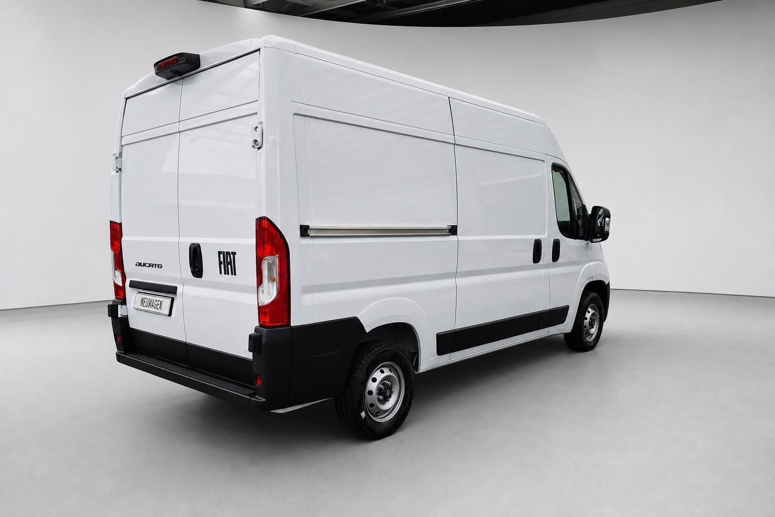 Fiat Ducato Kastenwagen weiß, Heckansicht schräg im Studio