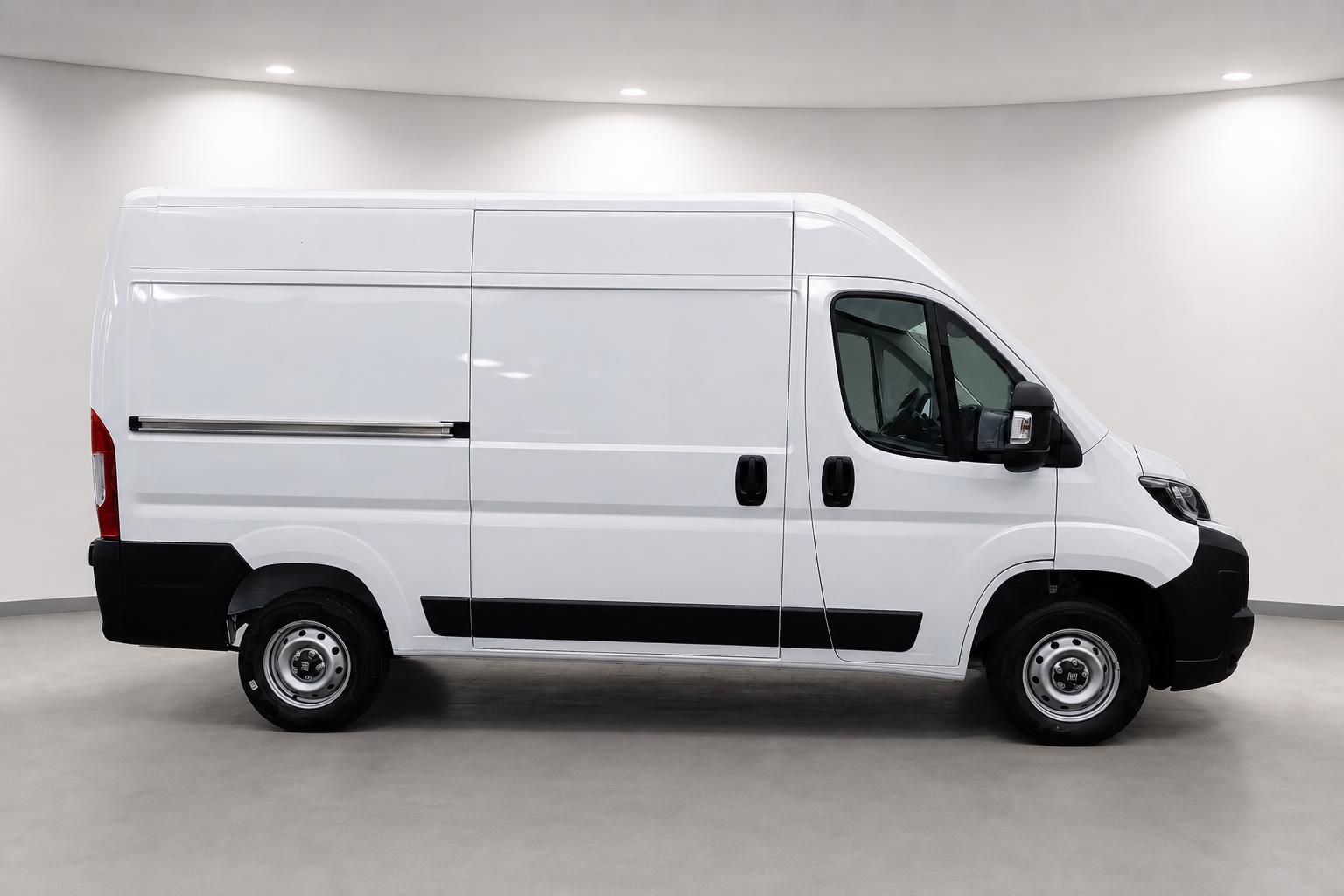 Fiat Ducato Kastenwagen weiß, Seitenansicht im Fotostudio