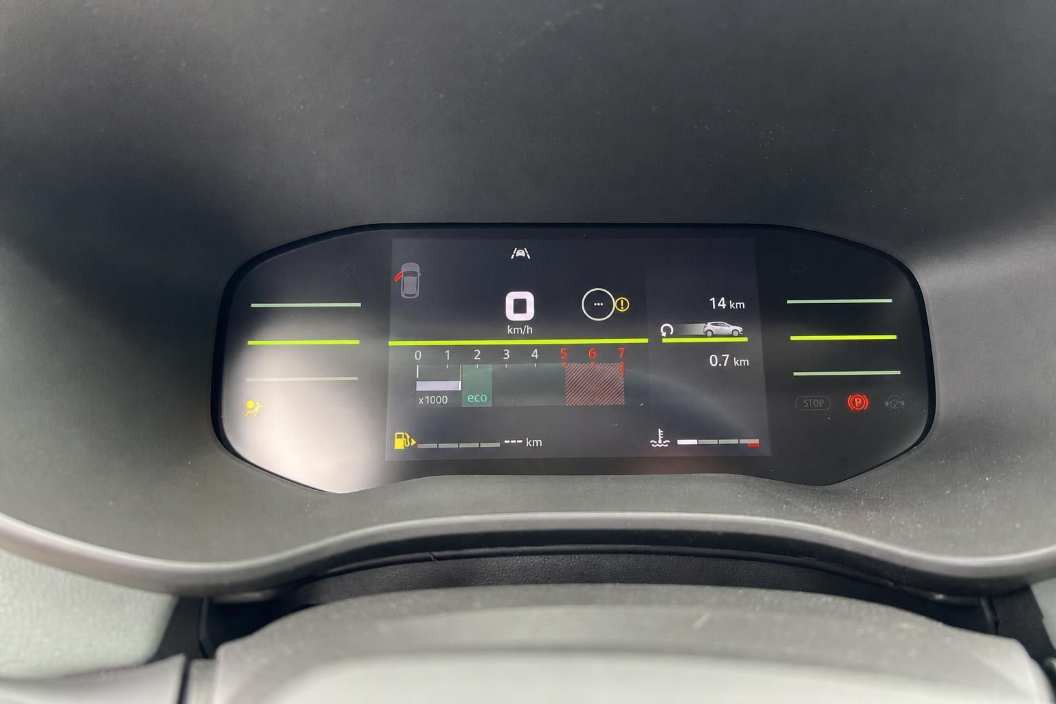 Digitales Kombiinstrument mit Fahrerassistenzsystemen und Eco-Modus im Fahrzeug-Cockpit