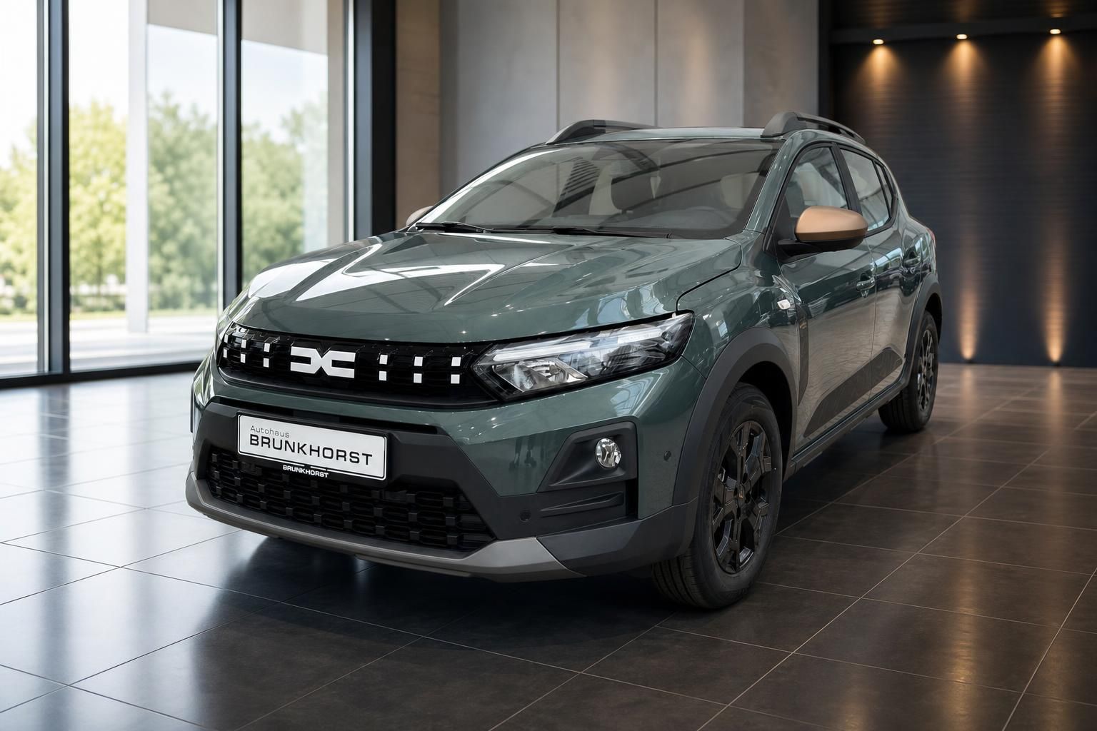 Dacia Sandero Kompakt-SUV in grau-grün metallic - Seitenansicht von vorn im eleganten Showroom