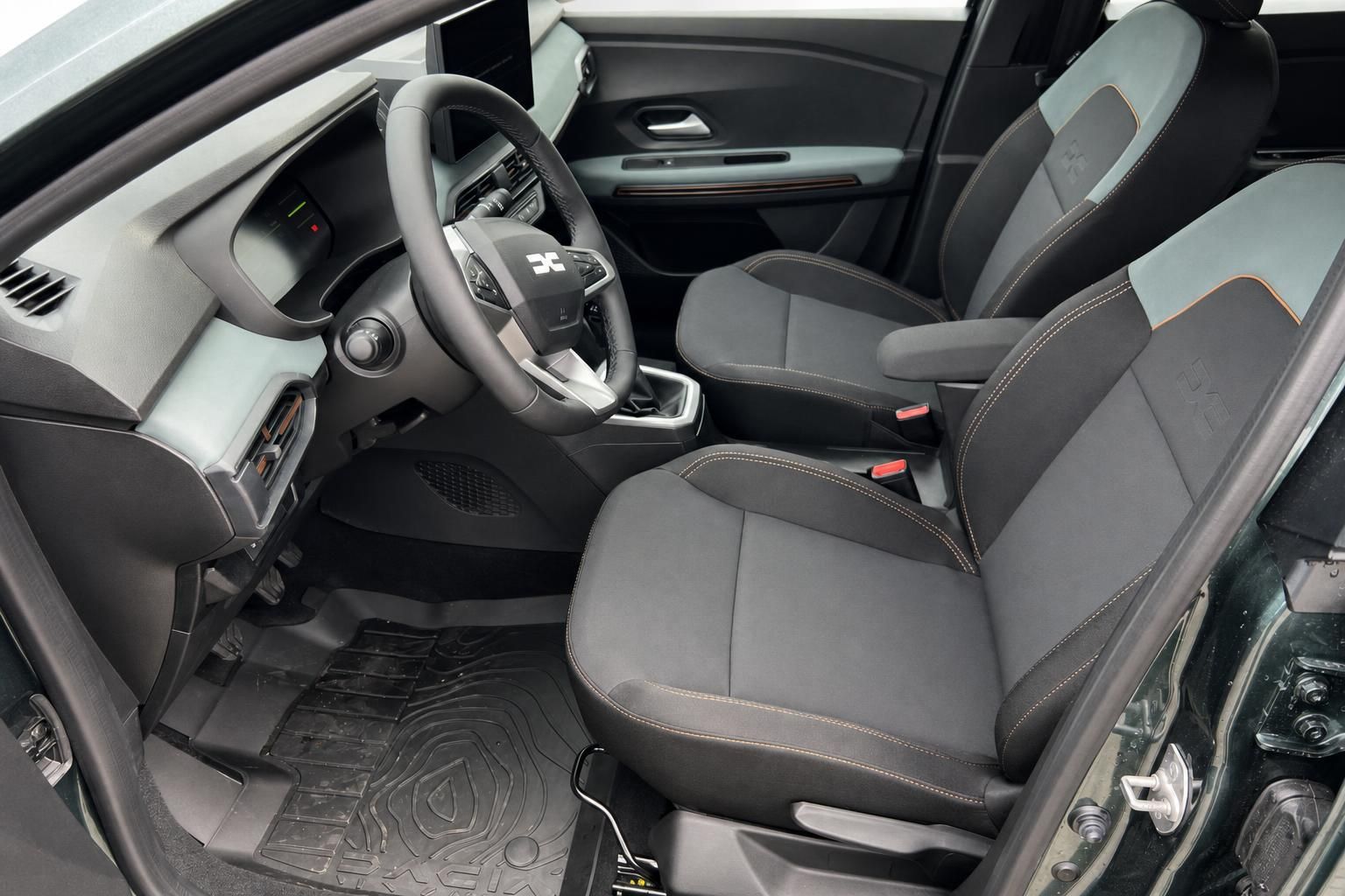 Dacia Sandero Innenraum mit anthrazit-grauer Ausstattung und komfortablen Stoffsitzen