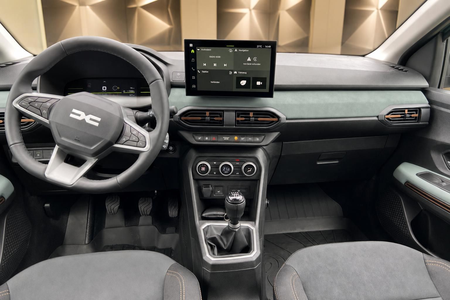 Dacia Sandero Cockpit mit modernem Infotainment-System und manueller Schaltung