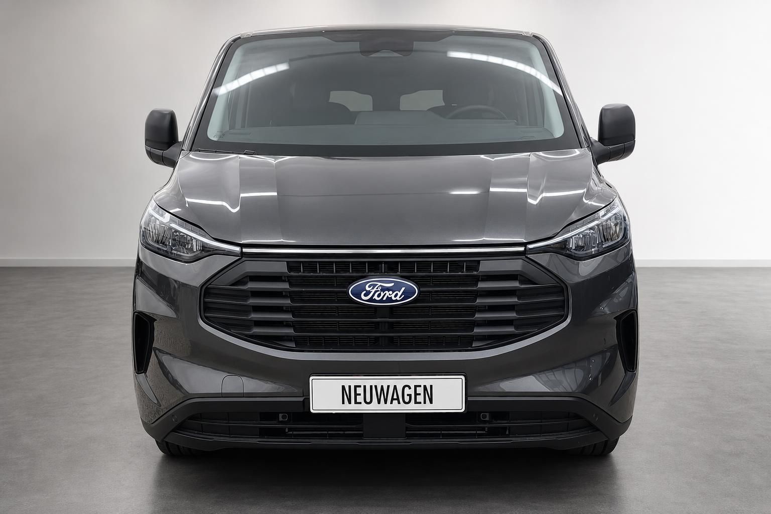 Ford Transit Custom grau Frontansicht mit Kuehlergrill im Studio