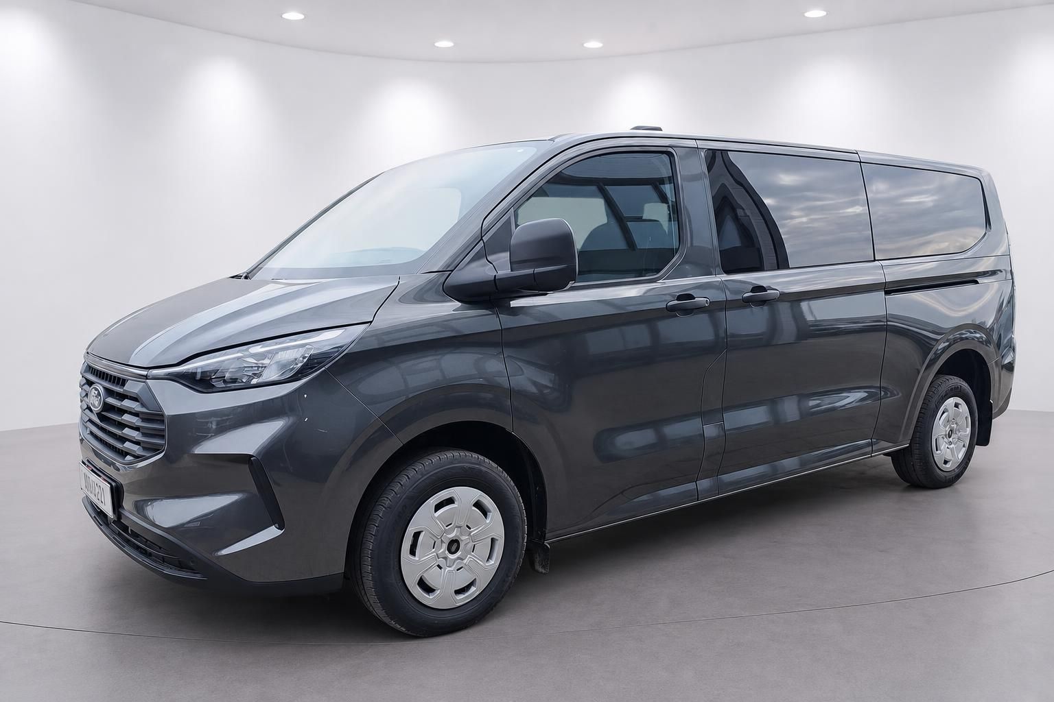 Ford Transit Custom grau in Frontansicht im Studio