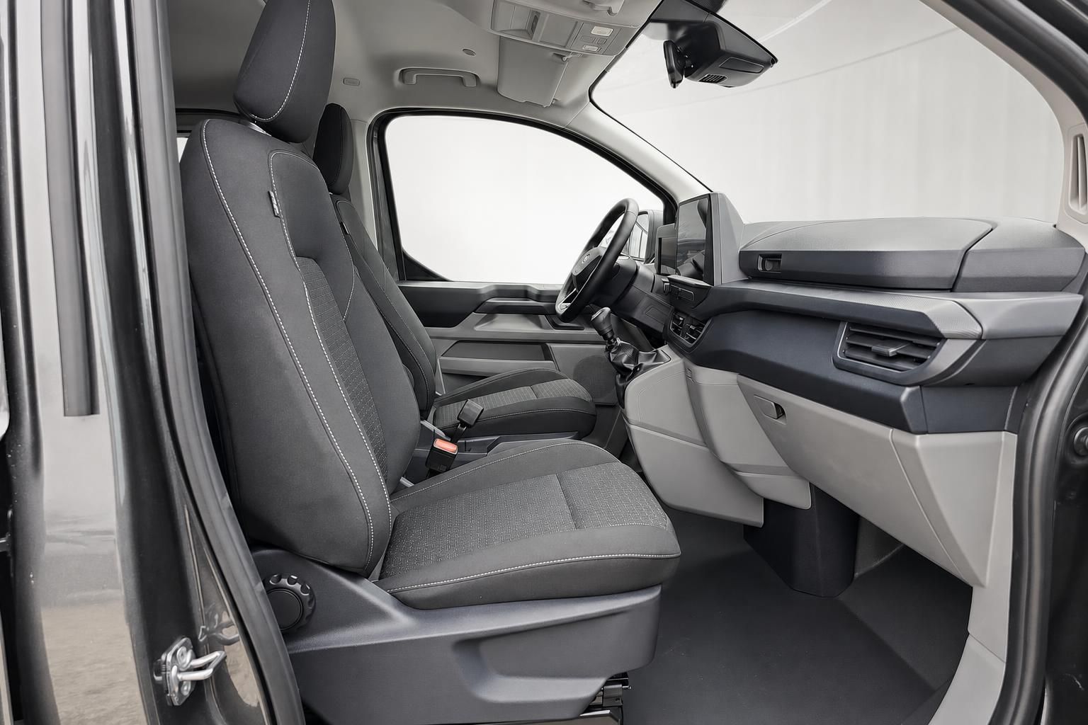 Ford Innenraum: Vordersitze und Cockpit mit offener Fahrertür