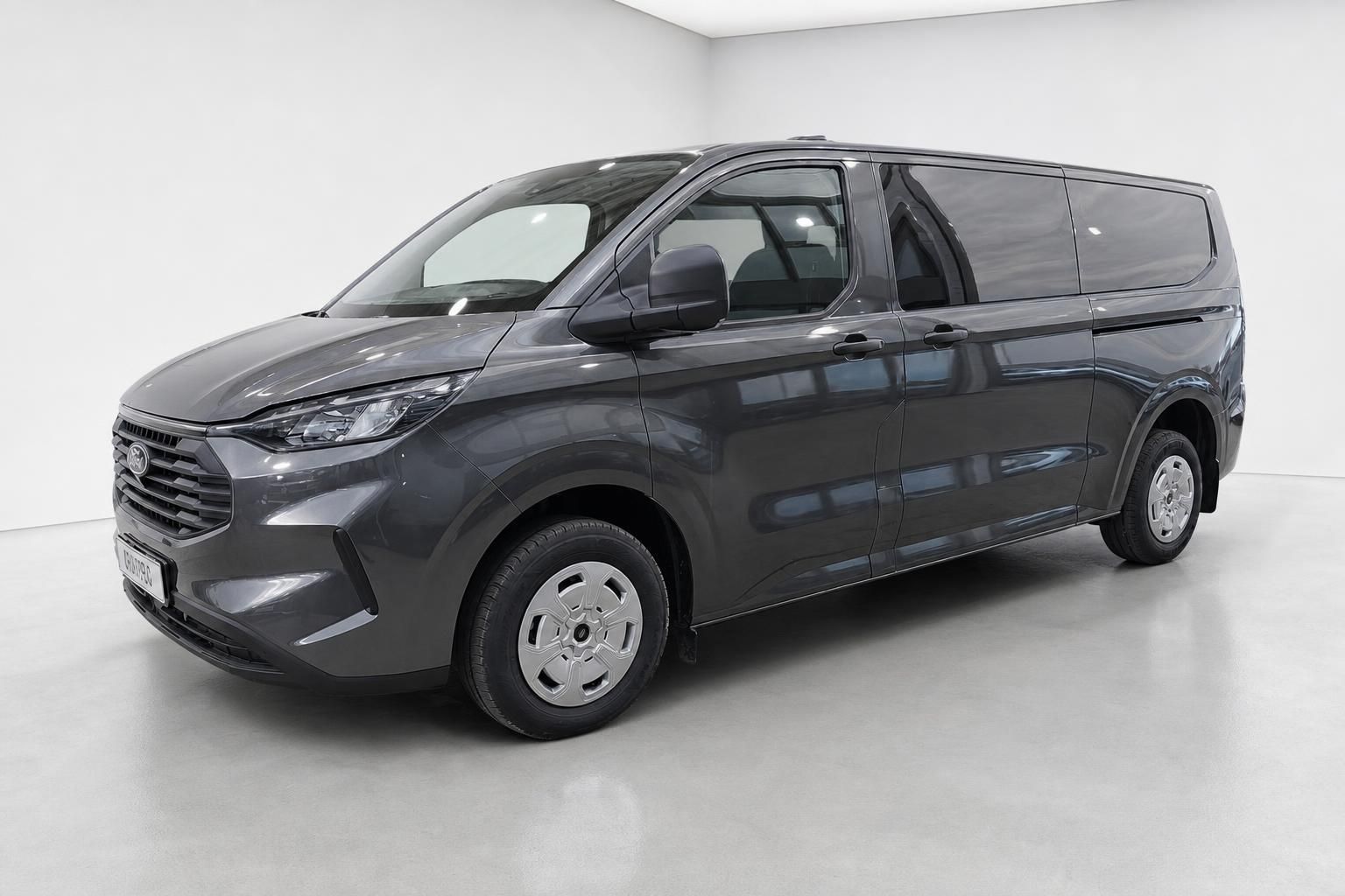 Ford Transit Custom Van in Grau, Frontansicht seitlich im Studio
