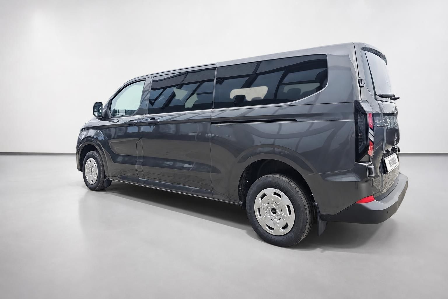 Ford Transit Custom Van in Grau, Heckansicht seitlich im Studio