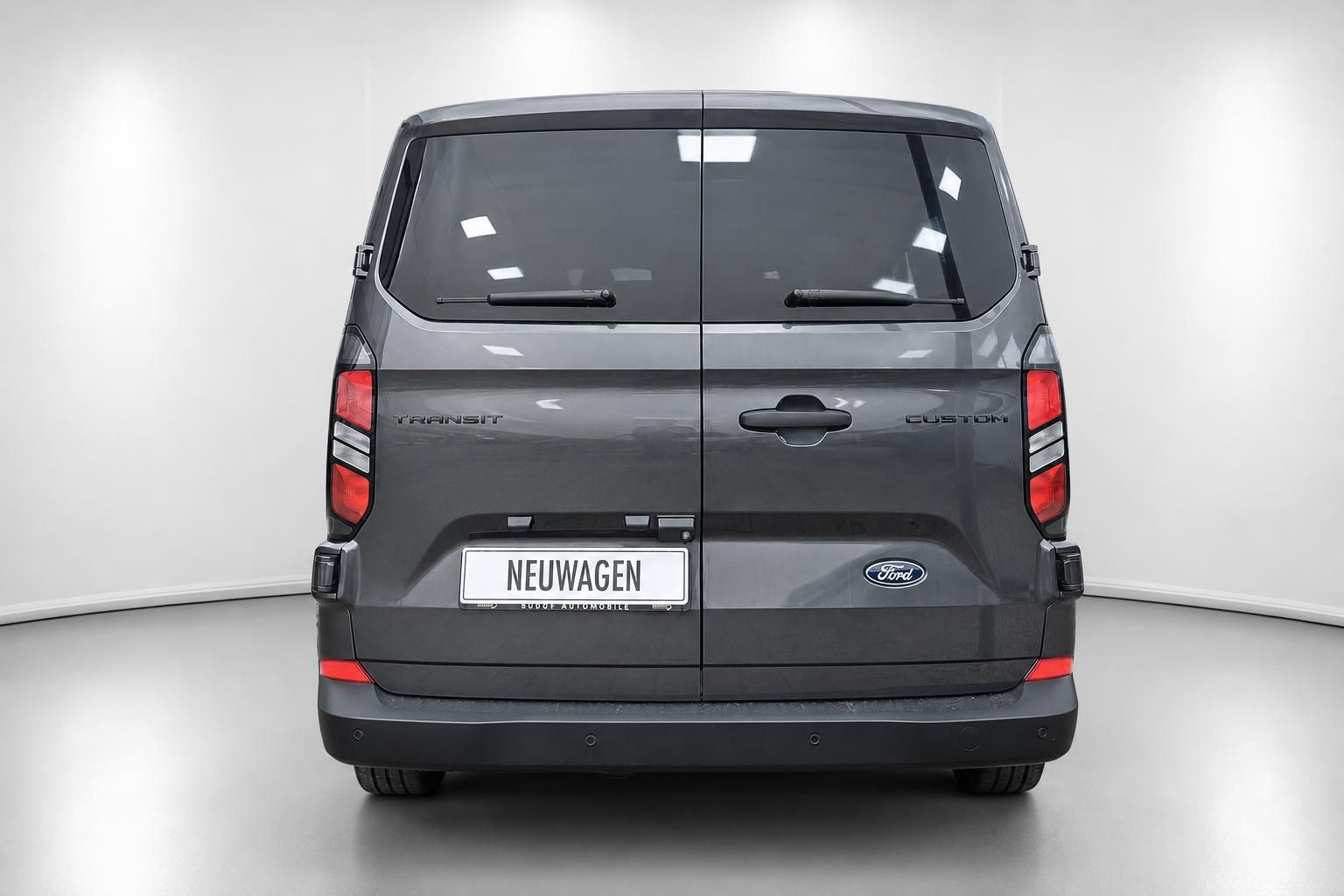 Ford Transit Custom grau Heckansicht mit Kennzeichen im Studio