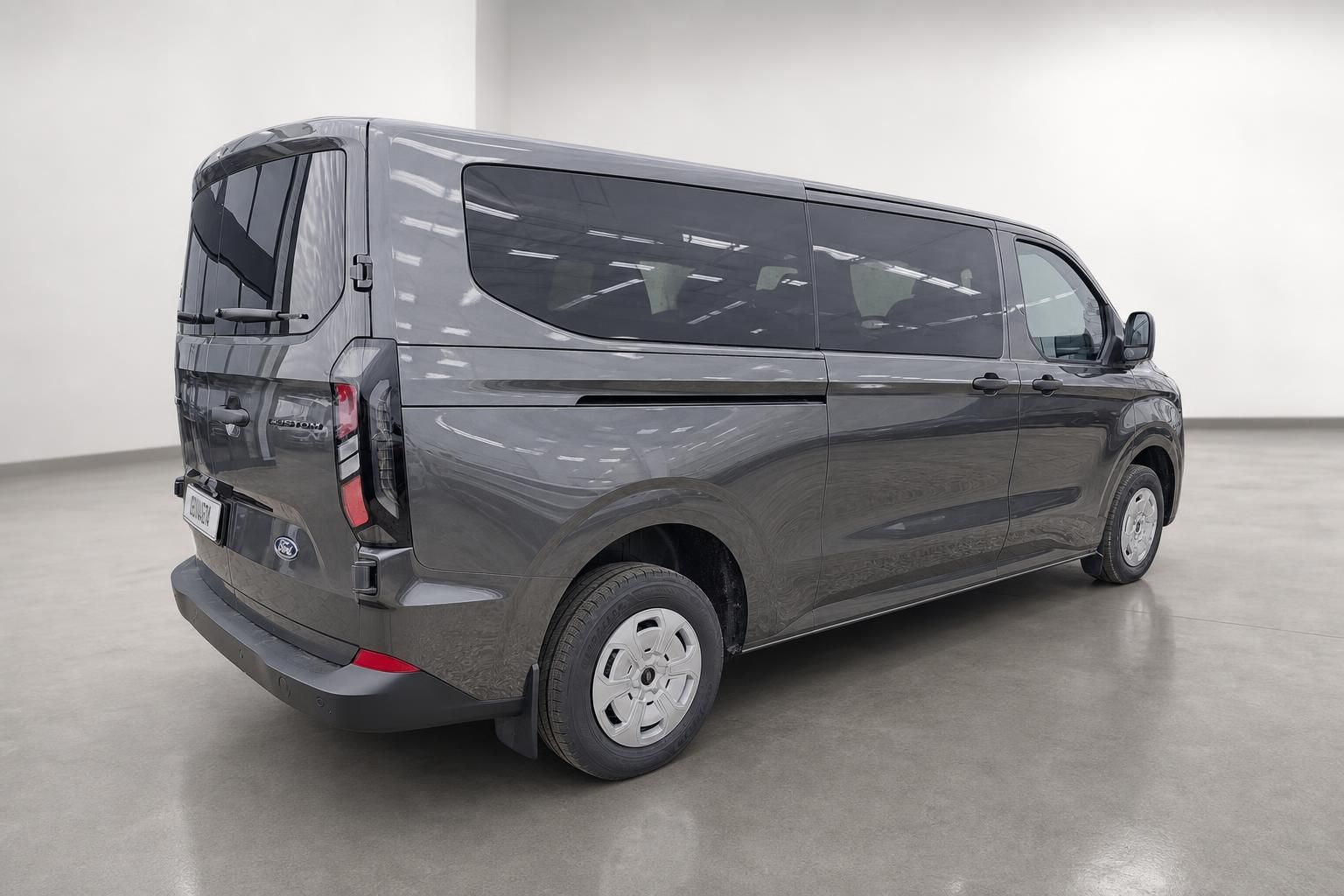 Ford Transit Custom grau Heck-Seitenansicht schraeg im Studio
