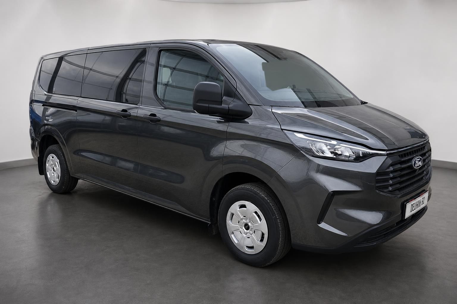Ford Transit Custom grau Frontansicht schraeg im Studio