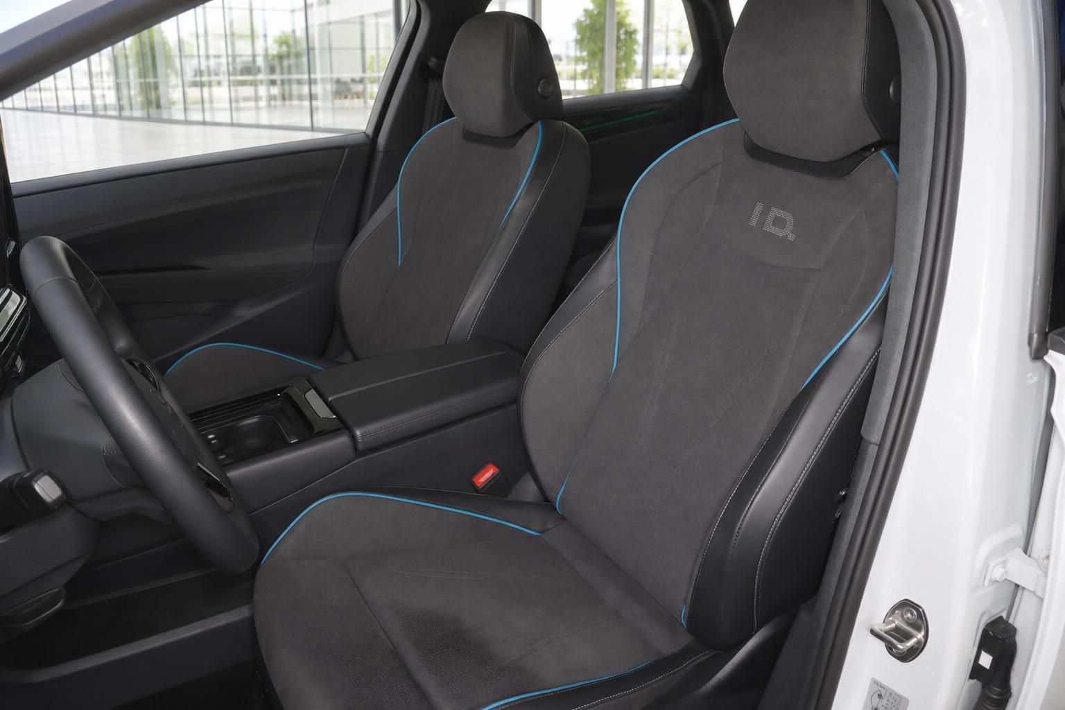 VW ID. Vordersitze mit blauen Ziernaehten im Fahrzeuginnenraum