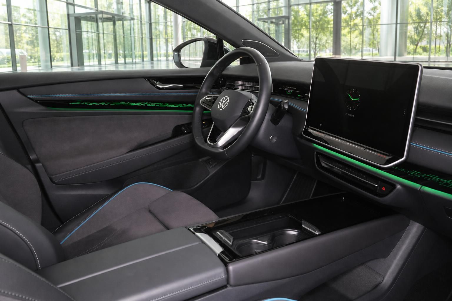 VW Fahrerbereich mit Lenkrad und grossem Touchscreen Display