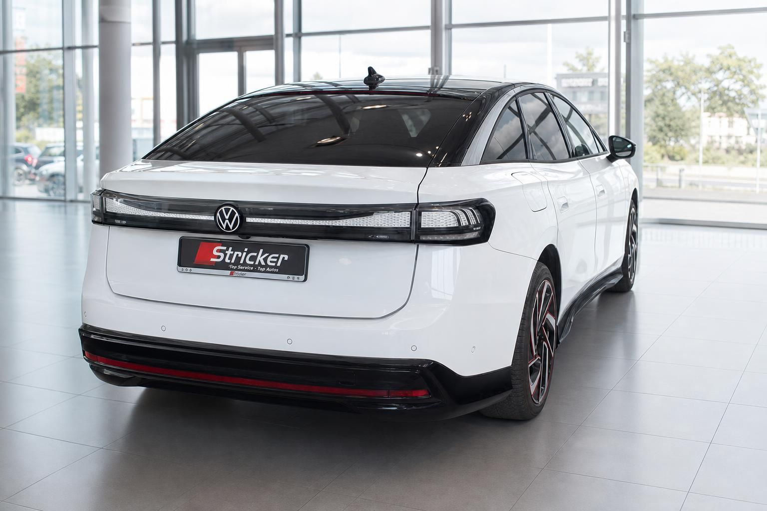 VW ID.7 weiß Heckansicht mit Panoramadach im Autohaus