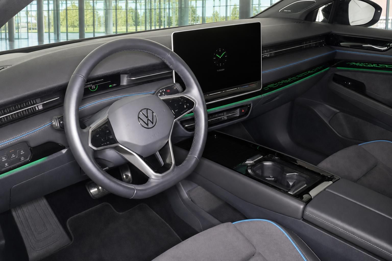 VW Innenraum mit Lenkrad, Digitaldisplay und Ambientebeleuchtung