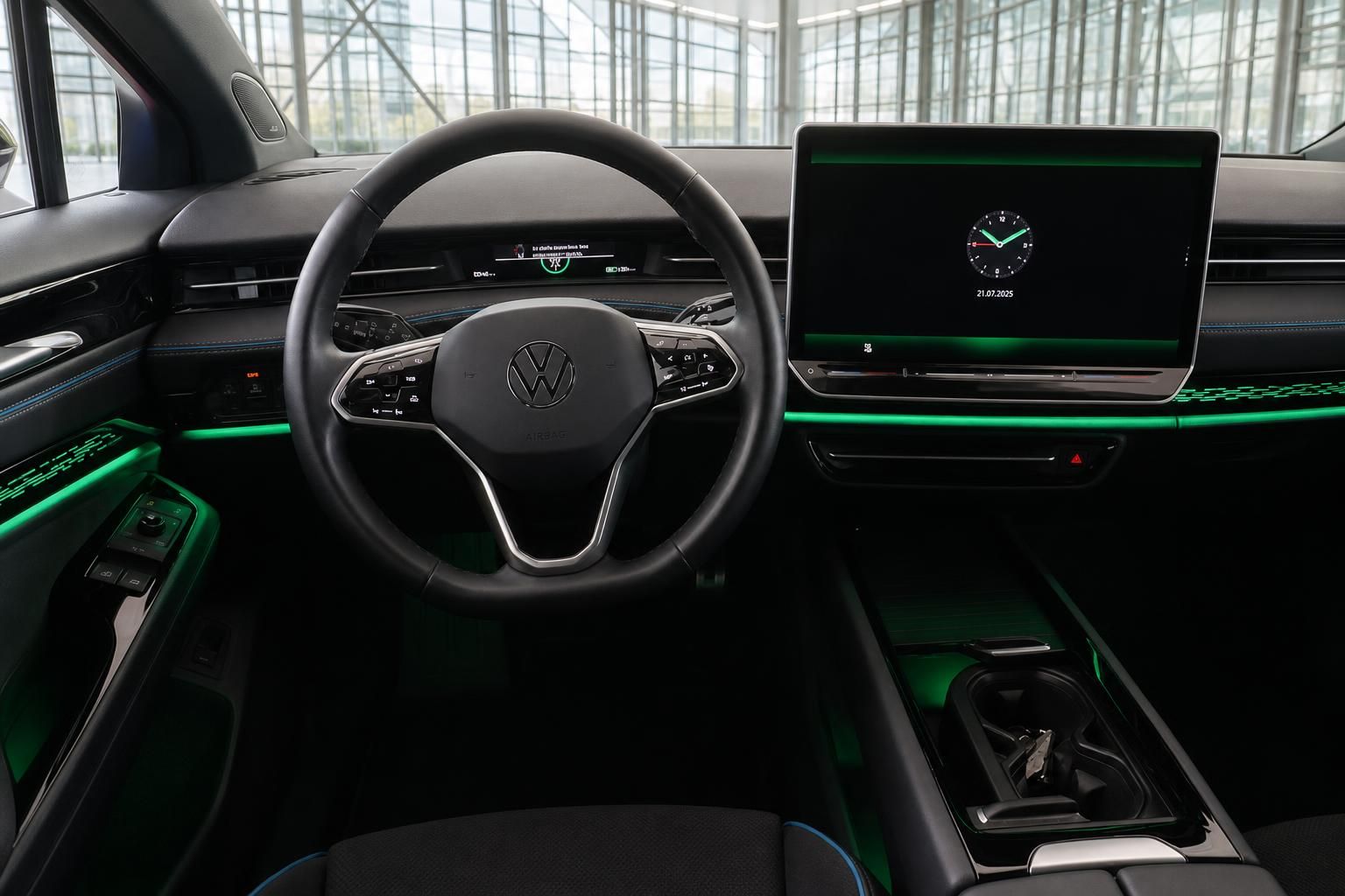 Volkswagen Cockpit mit Lenkrad und gruener Ambientebeleuchtung