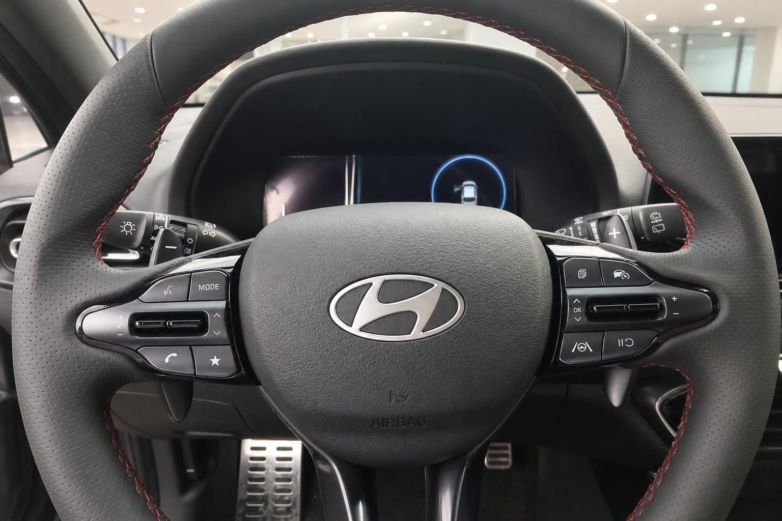 Hyundai Lenkrad mit Multifunktionstasten und digitalem Cockpit im Fahrzeuginnenraum