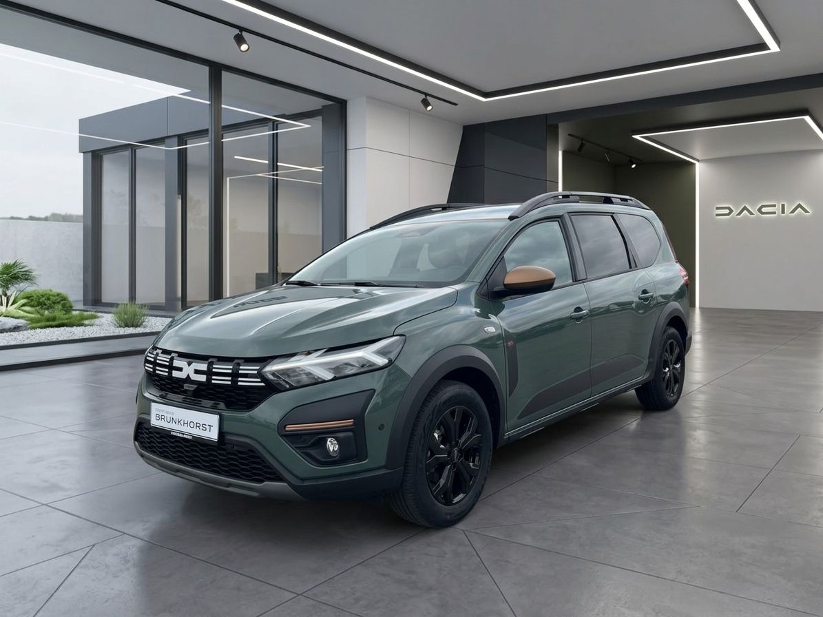 Dacia Jogger grün metallic Seitenansicht im modernen Autohaus Showroom