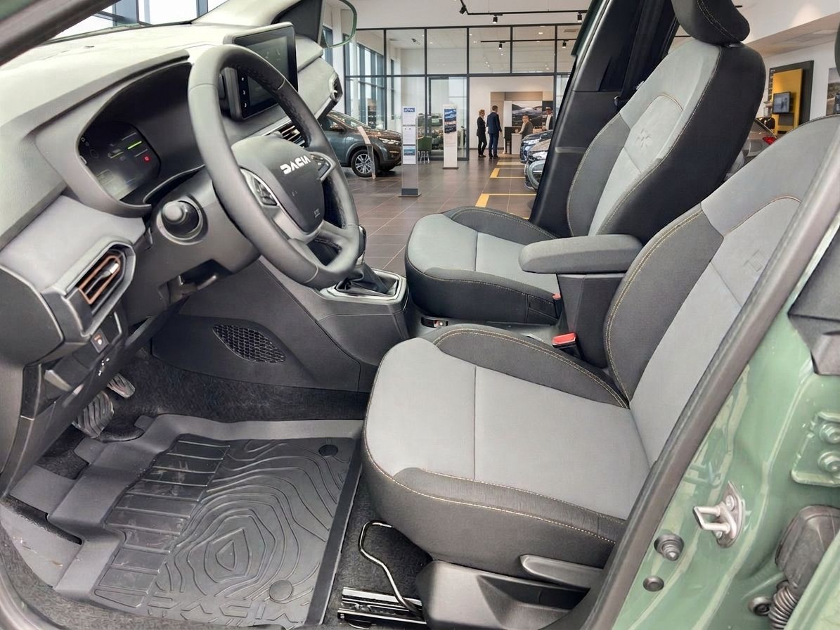 Dacia Innenraum Fahrersitz grau-schwarz Ausstattung mit Lenkrad und Armaturenbrett