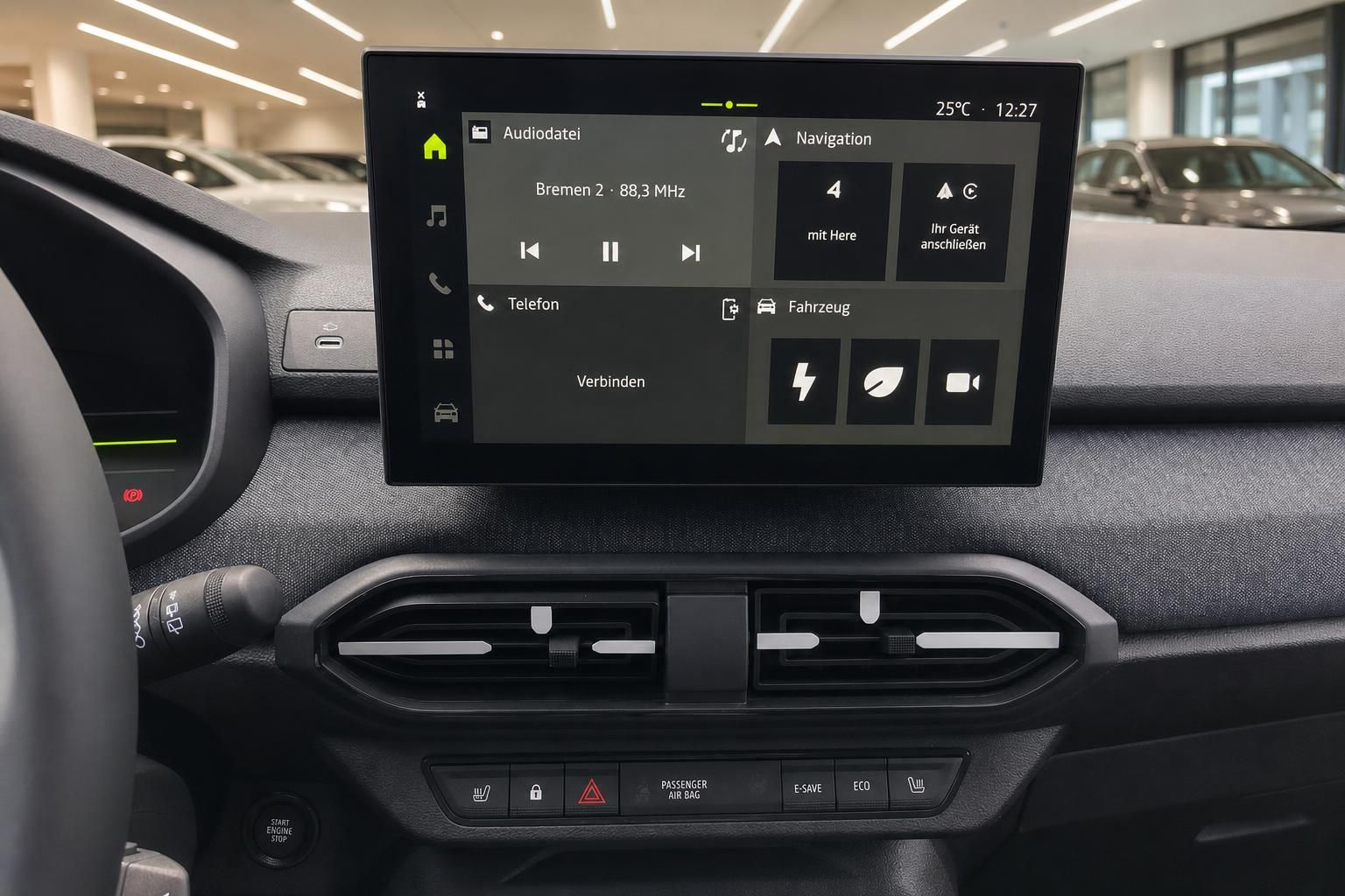 Infotainment-Touchscreen mit Navigation und Telefonfunktion im Cockpit