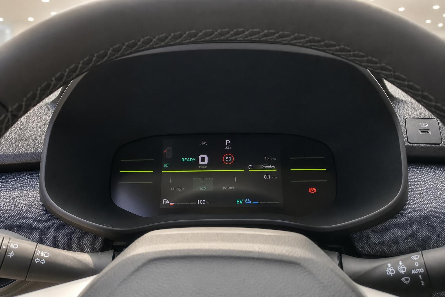 Digitales Kombiinstrument mit Tempoanzeige und EV-Reichweite im Fahrzeug