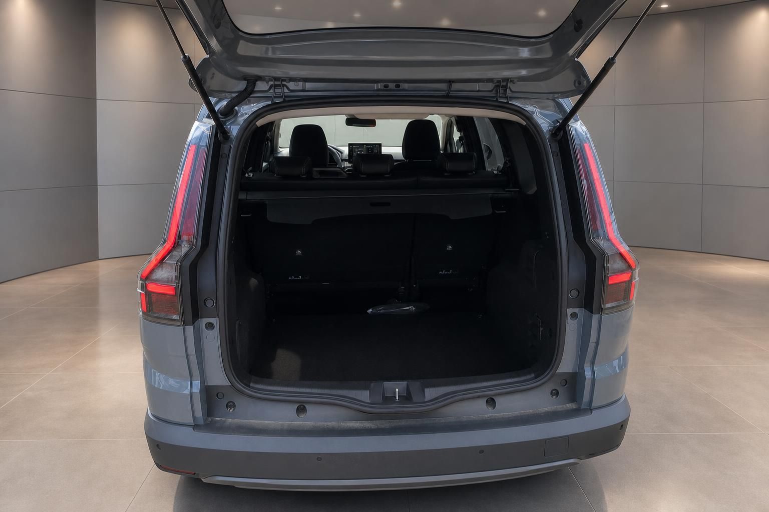 SUV mit geoeffneter Heckklappe und grossem Kofferraum im Detail