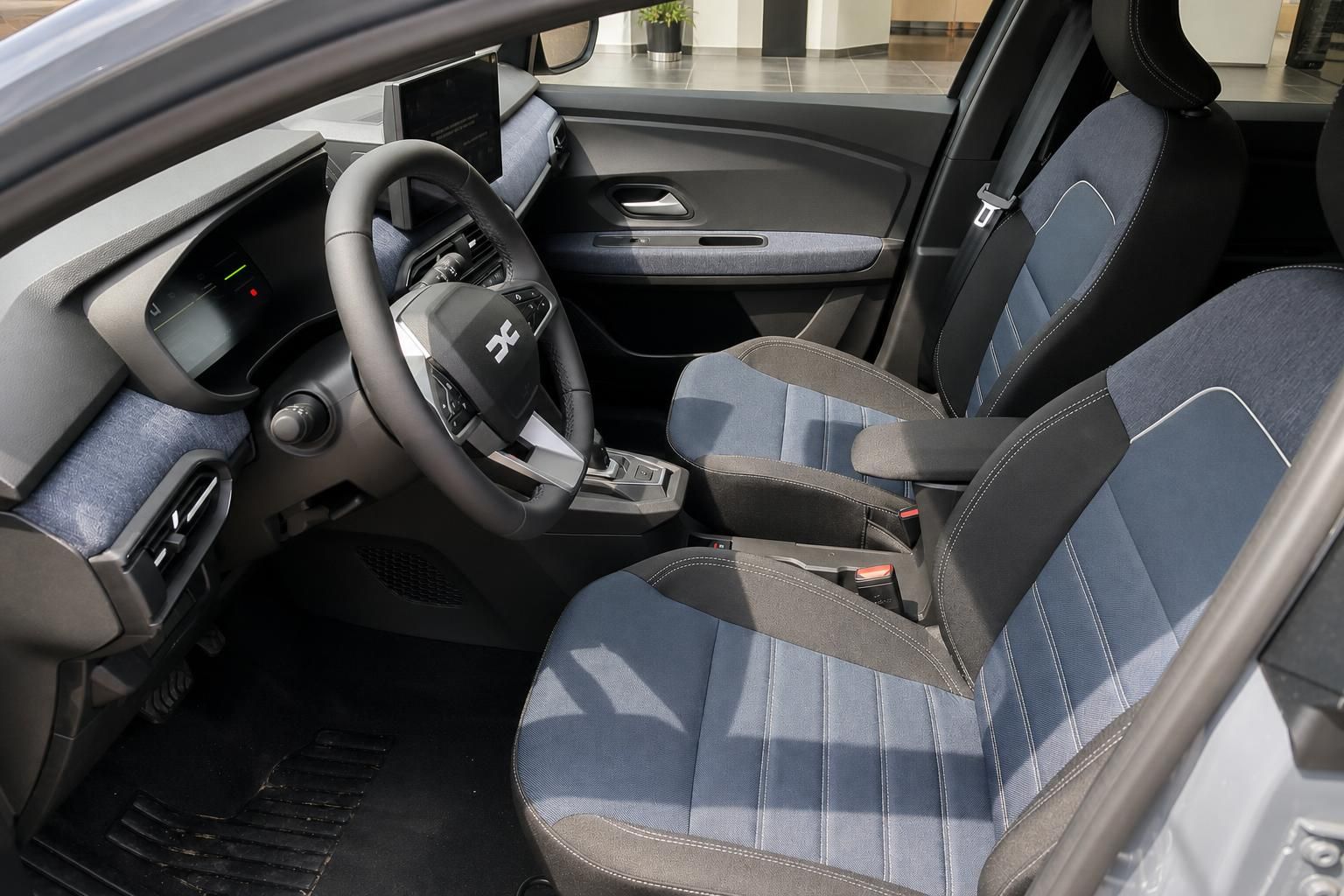 Dacia Innenraum mit blau-schwarzen Sitzen und Cockpit im Detail