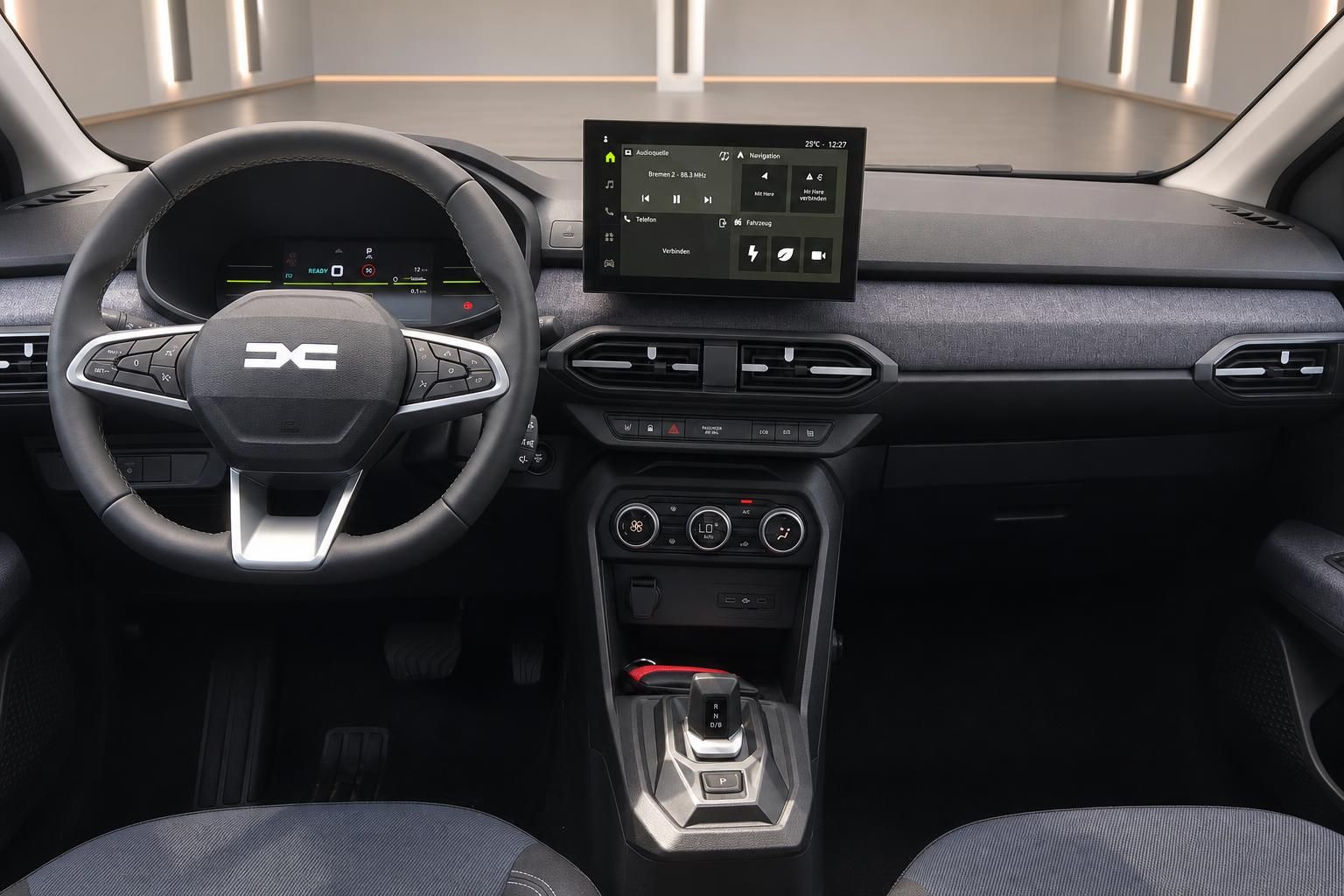 Dacia Cockpit mit Lenkrad, Digitaltacho und Touchscreen Infotainment