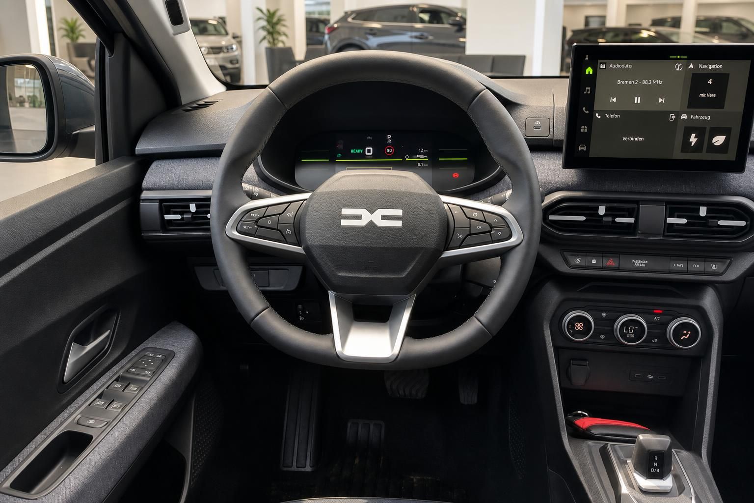Cockpit mit Lenkrad, Digitalanzeige und Touchscreen im Fahrzeug