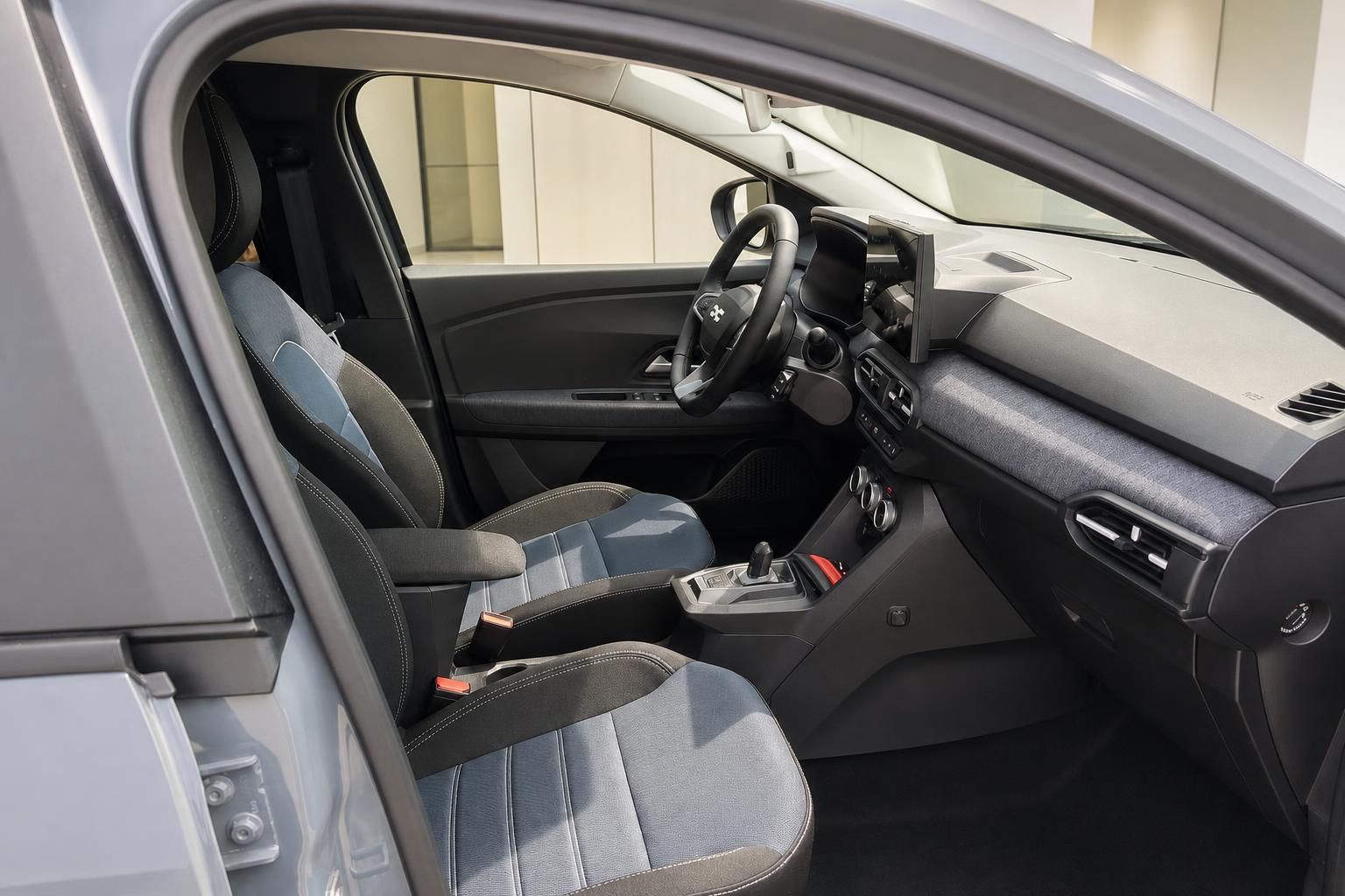 Vorderer Innenraum mit Sitzen und Armaturenbrett des Fahrzeugs