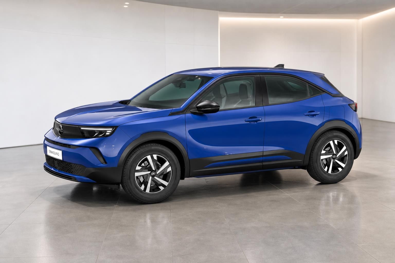 Opel Grandland in Blau, Seitenansicht im Showroom