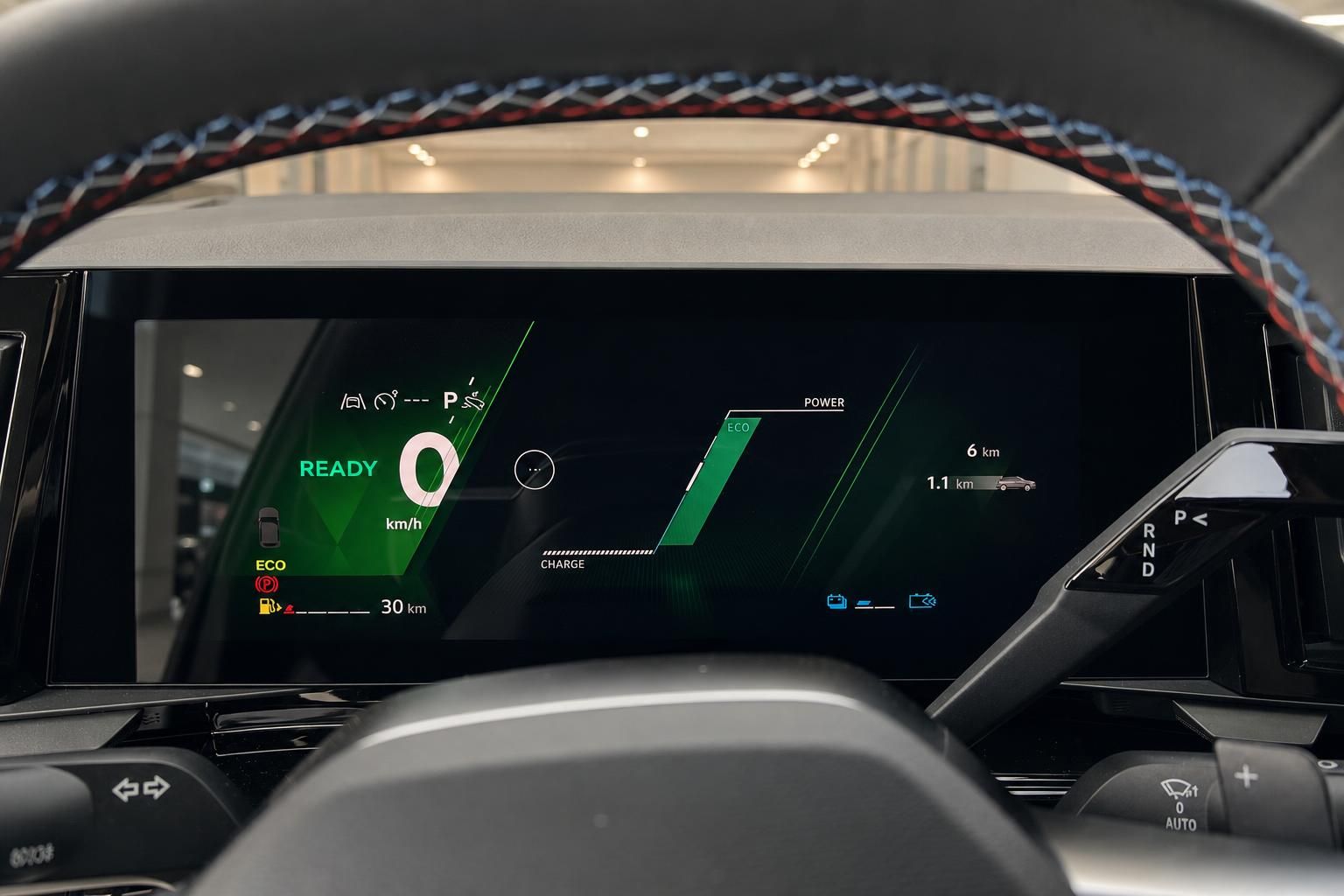 Digitales Cockpit mit Hybrid-Anzeige und Lenkrad im Fahrzeuginnenraum