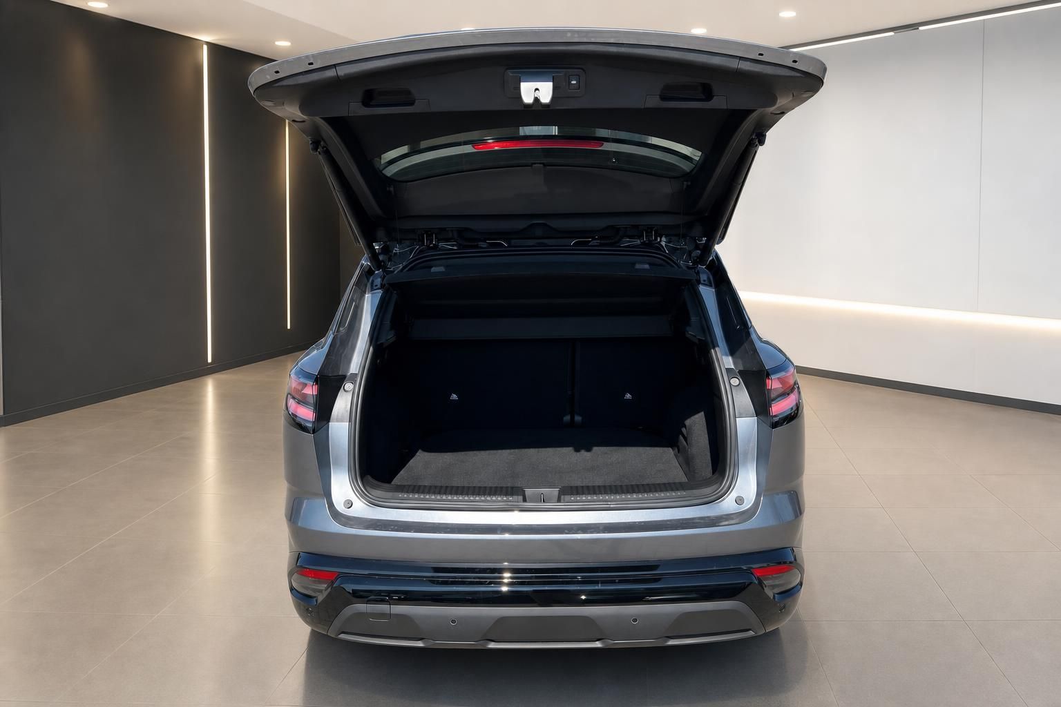 Geöffneter Kofferraum eines grauen SUV mit großzügigem Ladevolumen