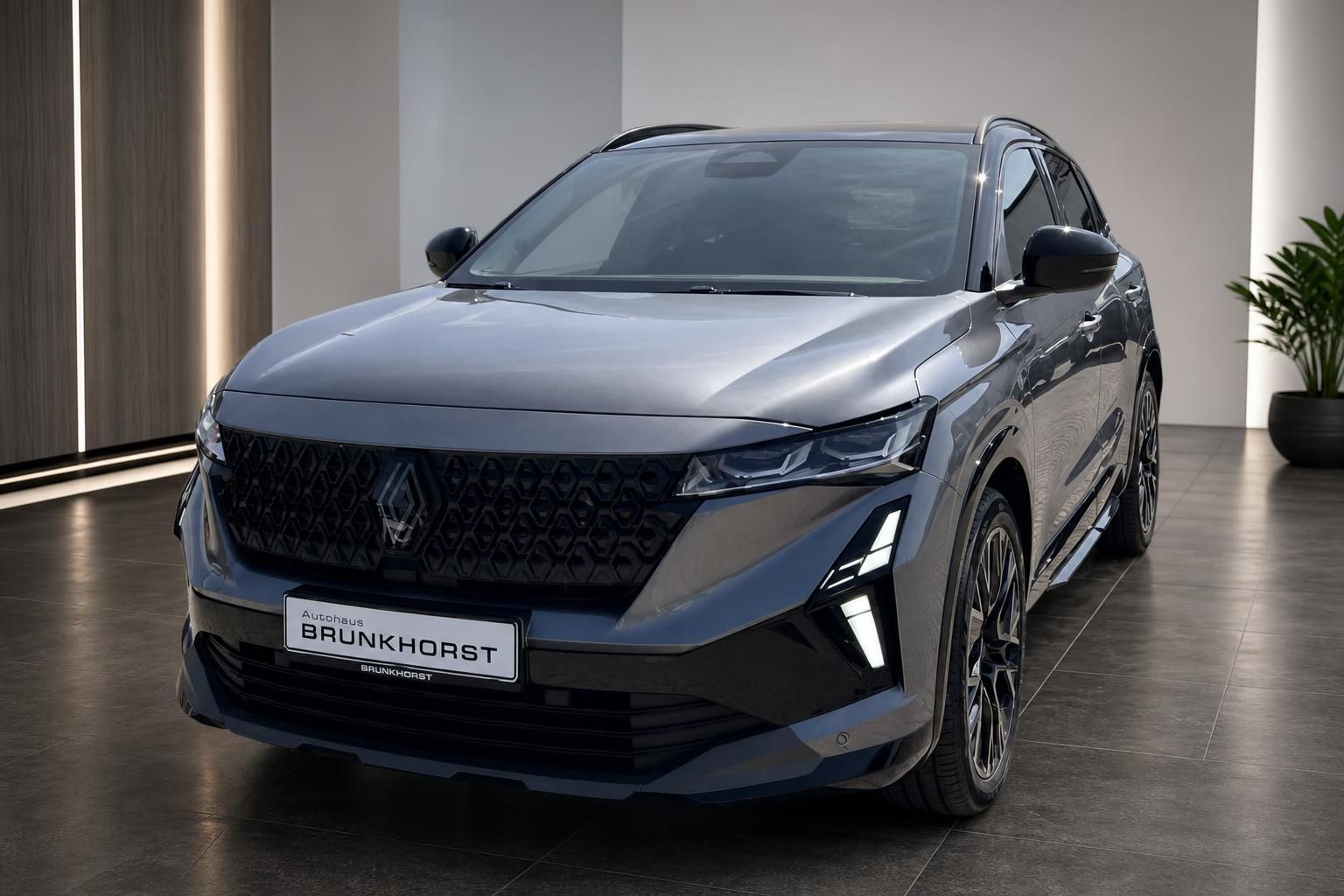 Renault Austral in Grau, Frontansicht schräg im Autohaus