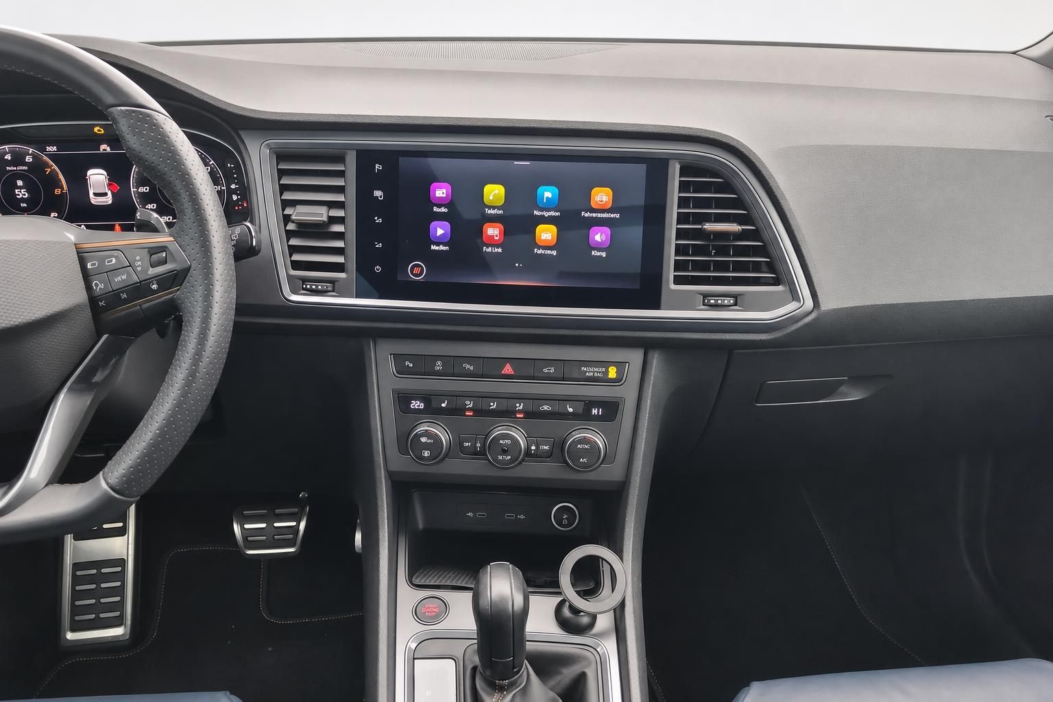 Cockpit mit Infotainment-Display und Mittelkonsole im Fahrzeug