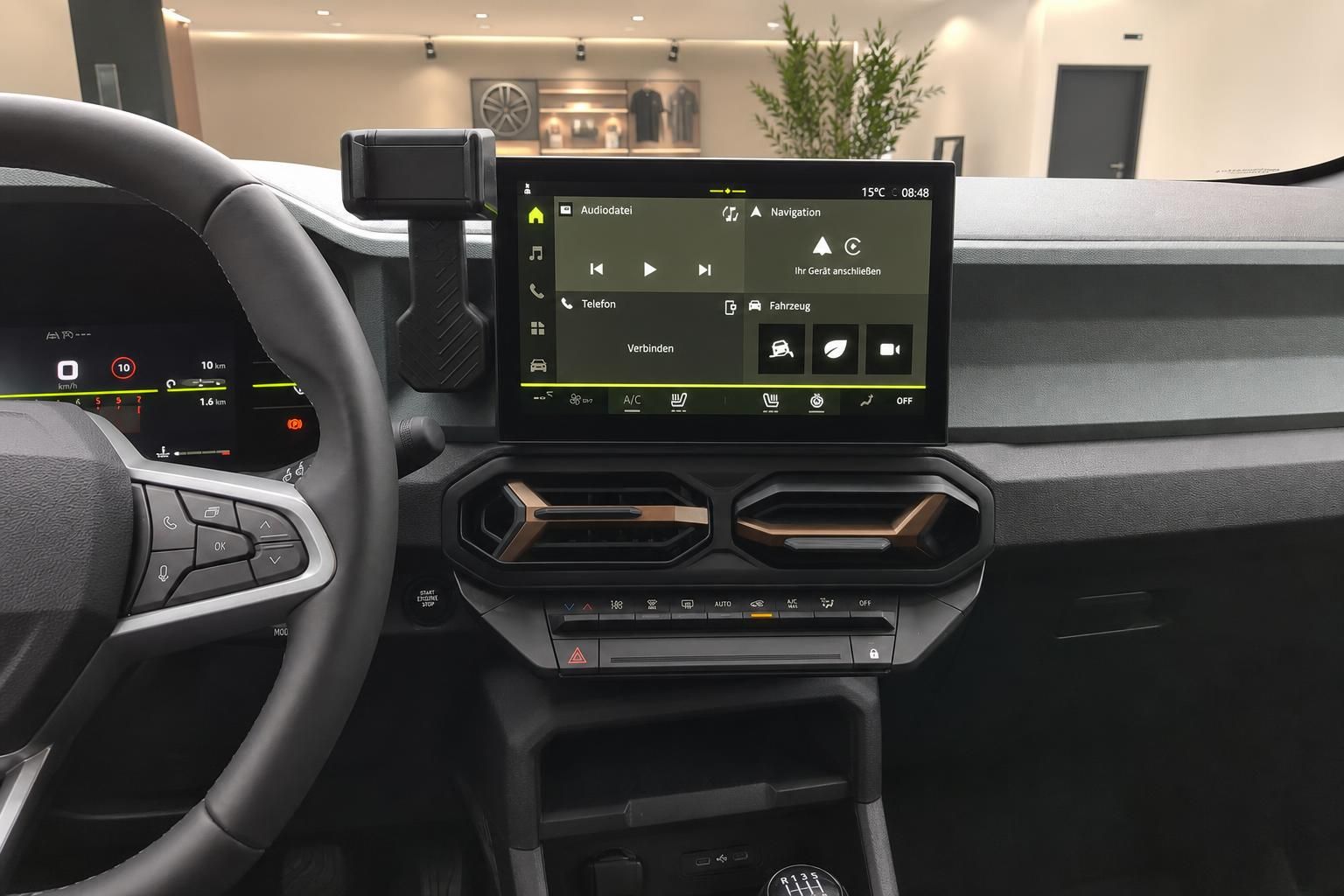 Infotainment-Display und Klimabedienung im Fahrzeuginnenraum