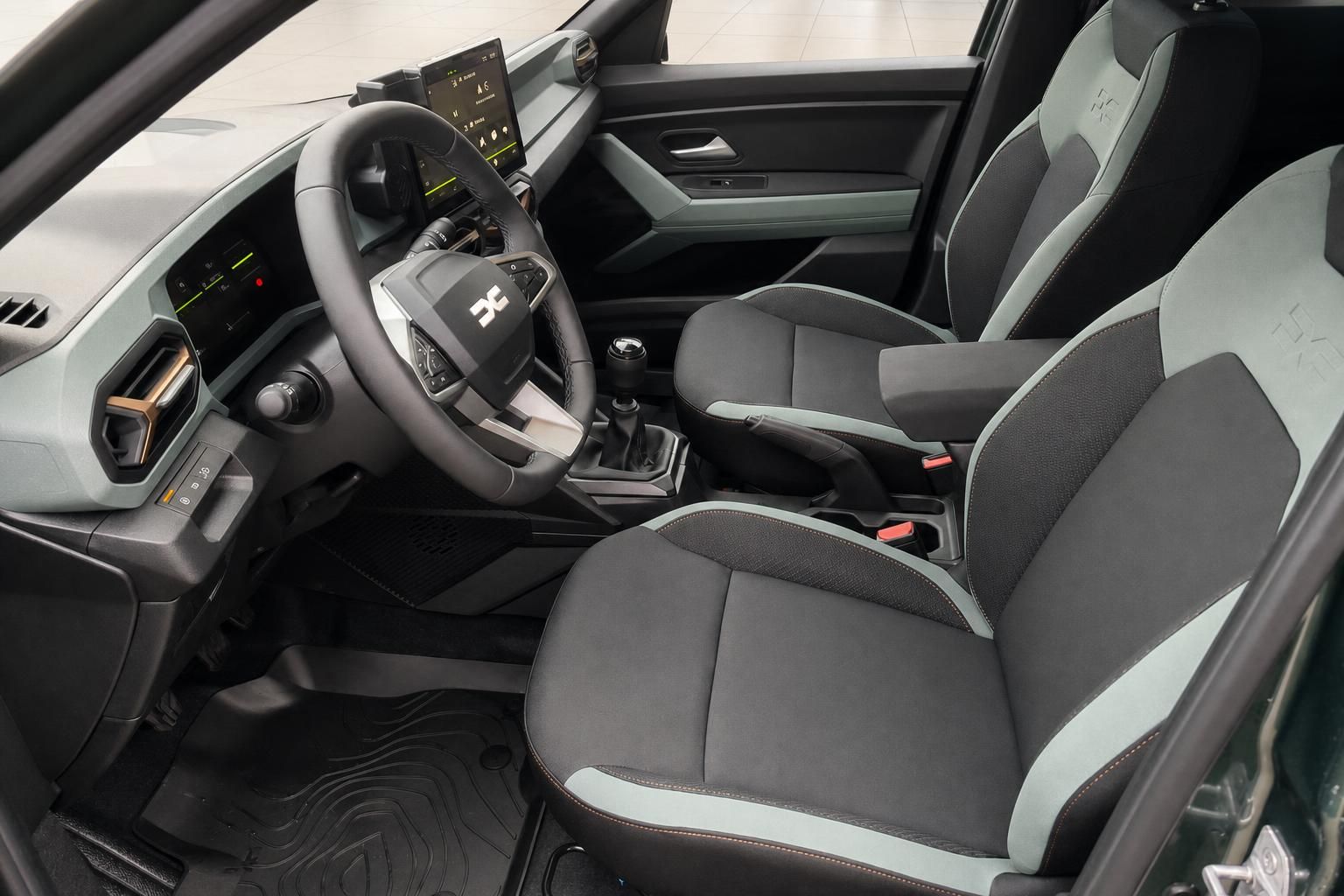 Dacia Duster Innenraum mit Sitzen und Armaturenbrett