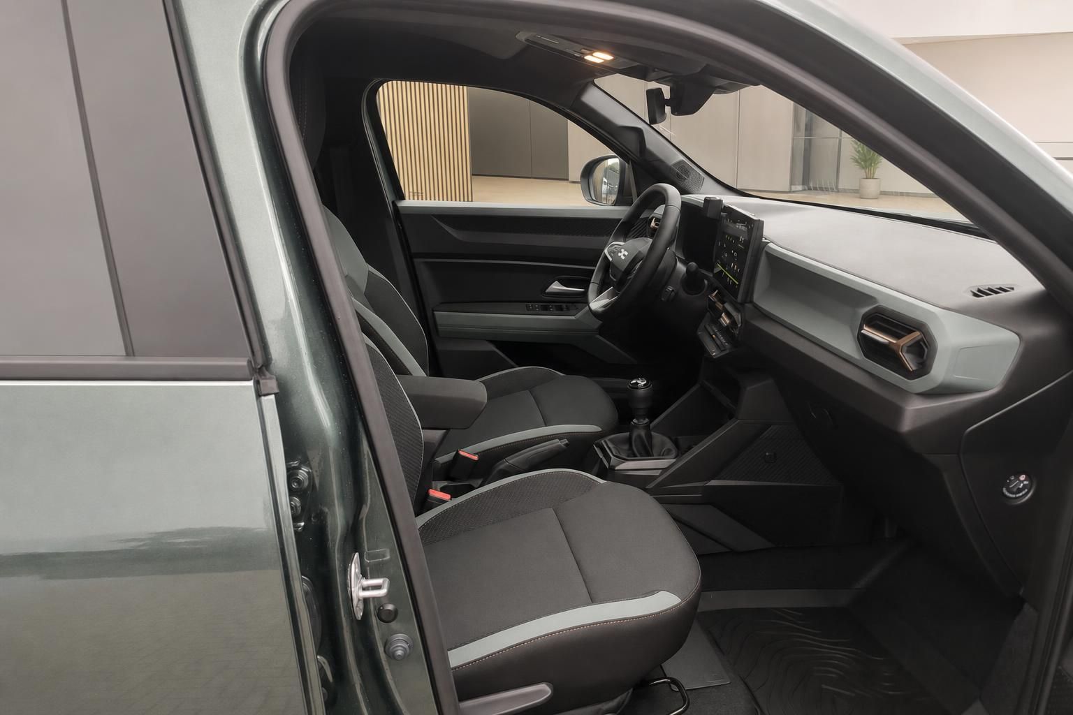 Dacia Innenraum mit Blick auf Fahrersitz und Cockpit