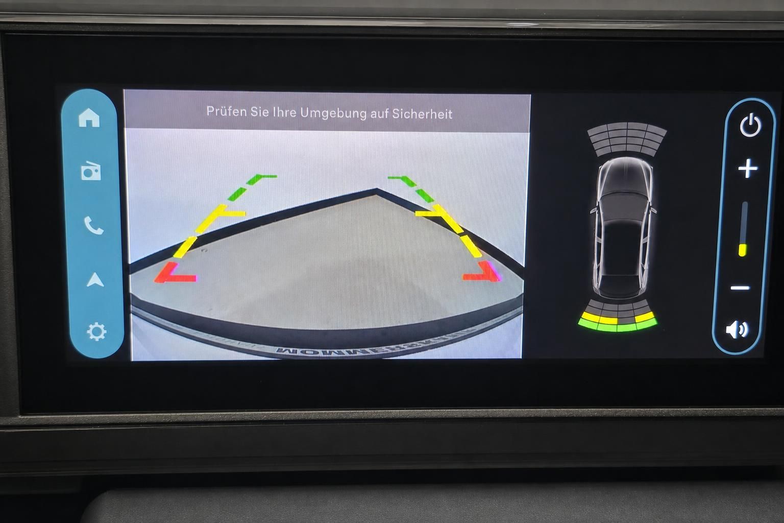 Rueckfahrkamera-Display mit Parkassistent und Umgebungssensoren im Fahrzeug