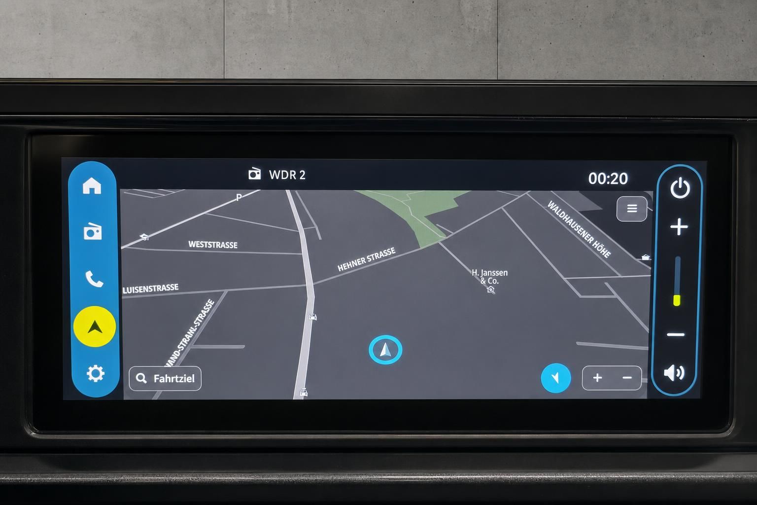 Navigationssystem mit Kartenansicht im Fahrzeug-Infotainmentbildschirm