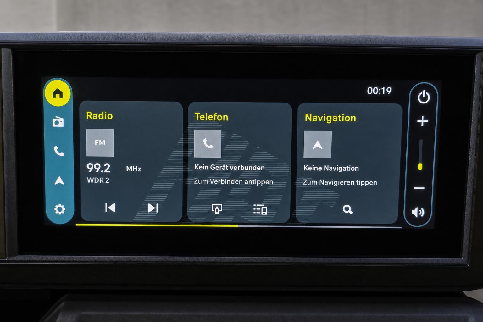 Infotainment-Display mit Radio, Telefon und Navigation im Auto