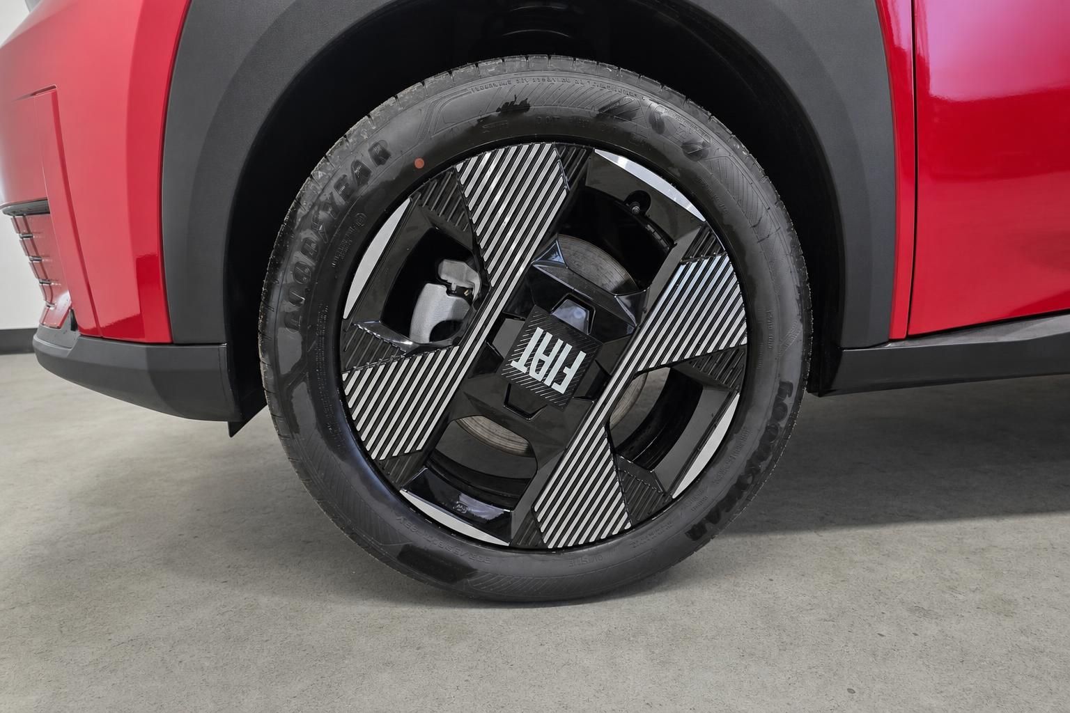 Nahaufnahme Felge und Reifen eines roten Fiat SUV mit Fiat-Logo