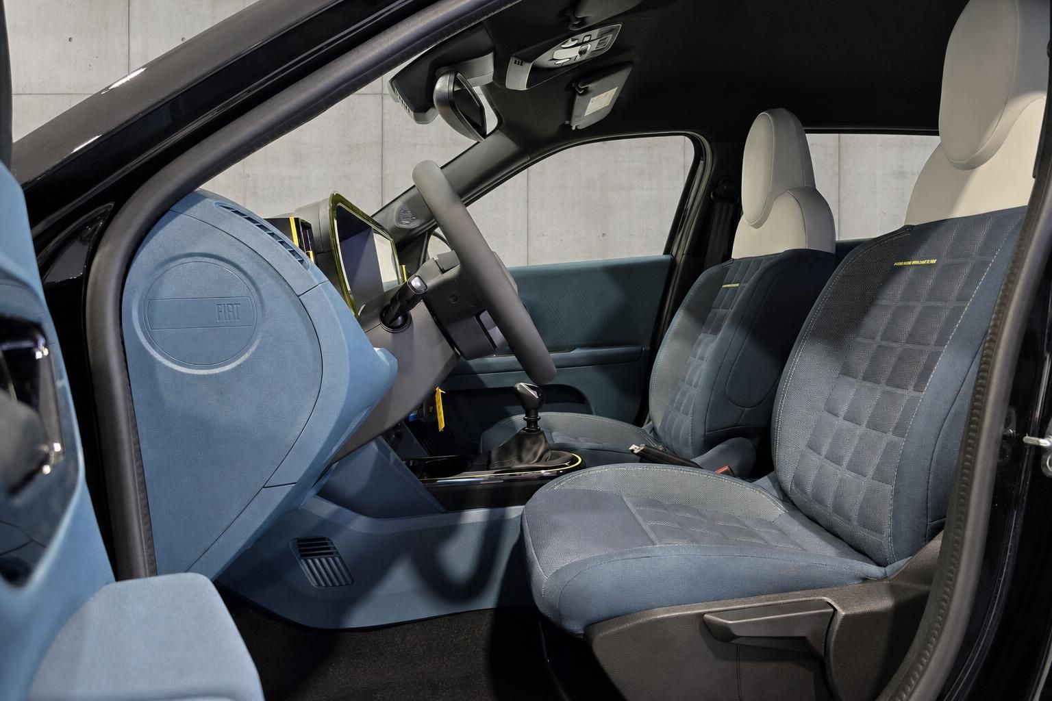 Fiat Innenraum: Vordersitze und Cockpit mit Fiat Logo im Detail