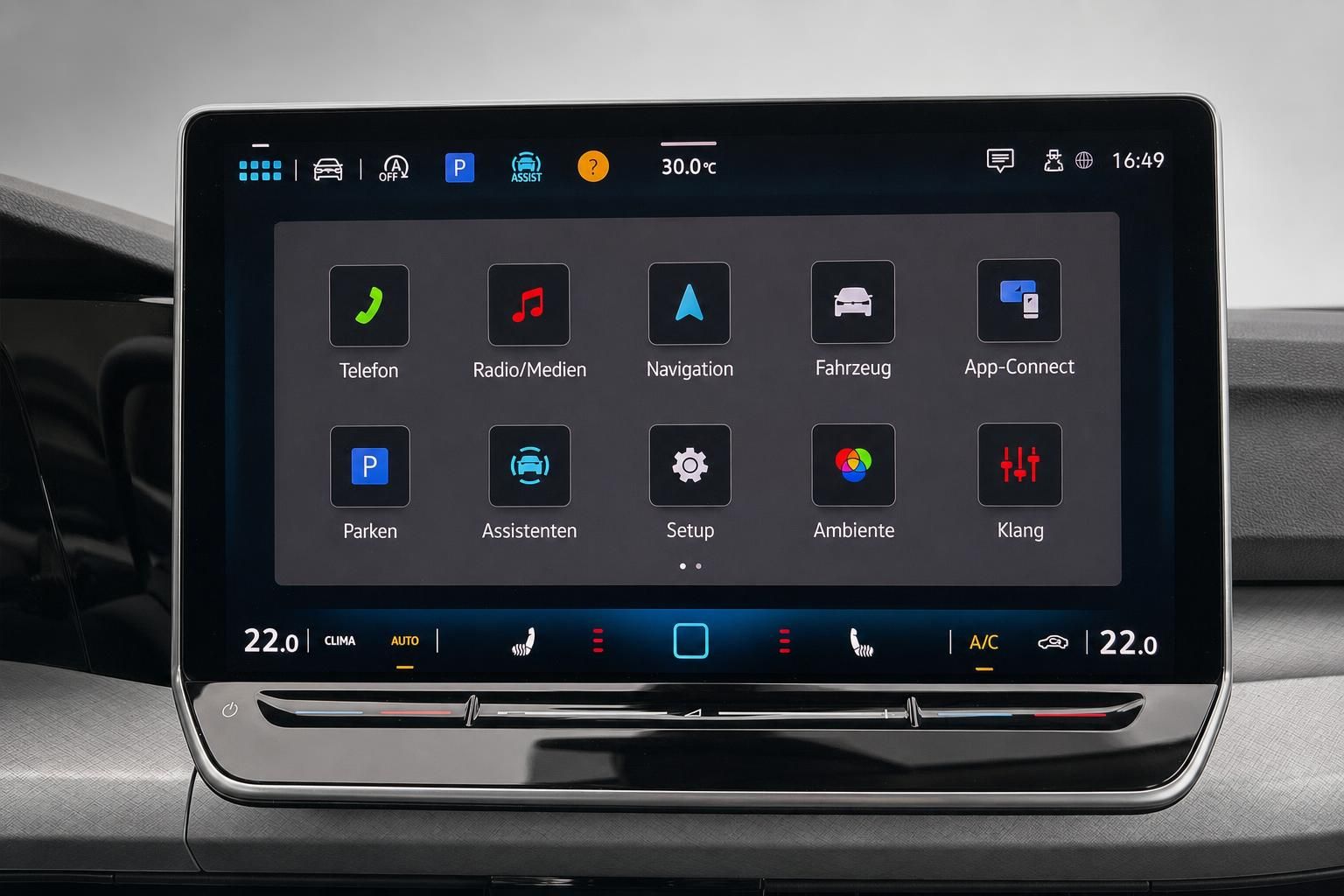 VW Infotainment-Touchscreen mit Menüübersicht im Fahrzeuginnenraum