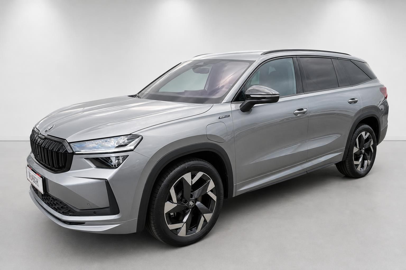 Skoda SUV Sportline in Silber metallic, Frontansicht schraeg im Studio