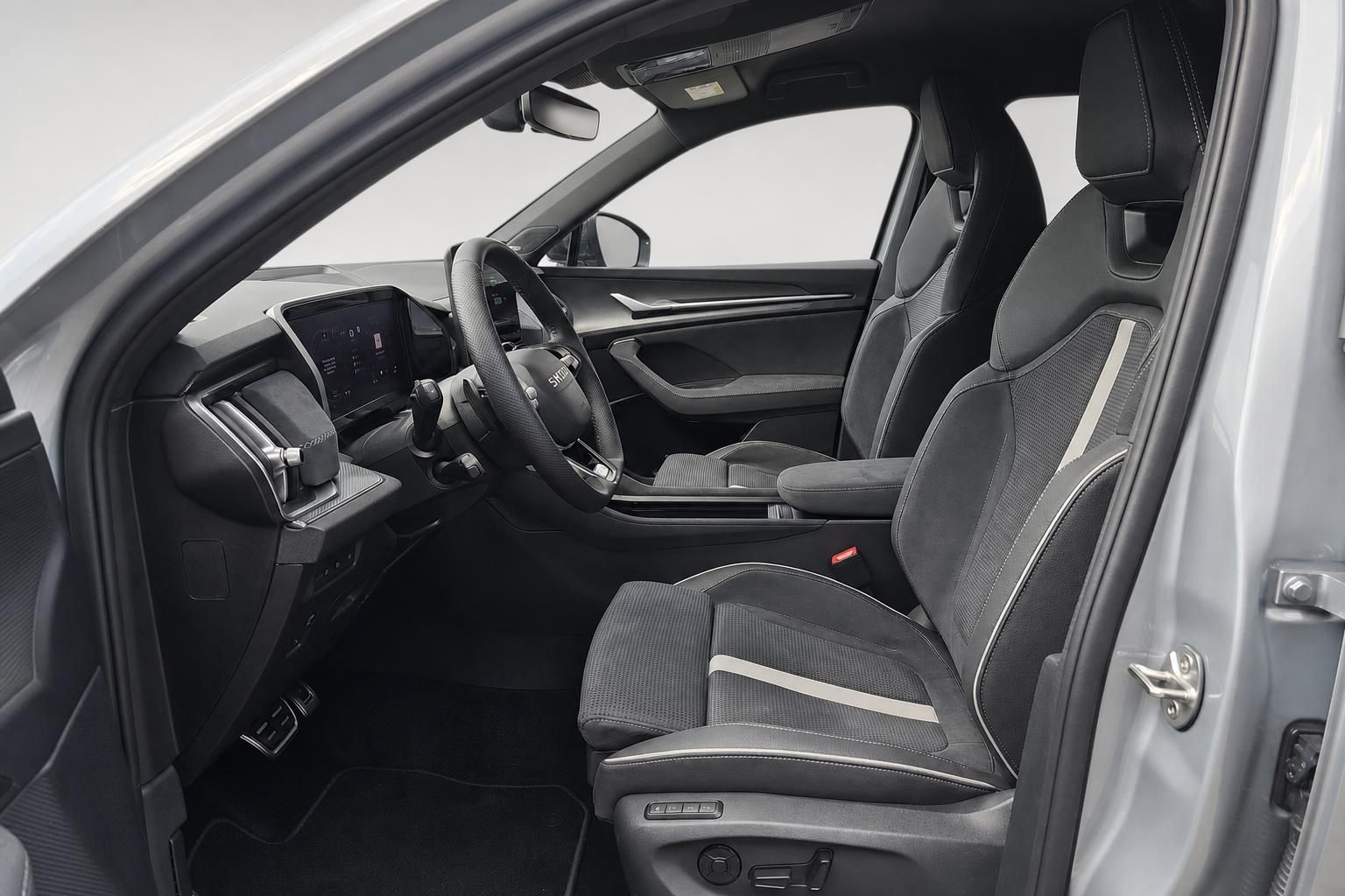 Skoda Innenraum mit Sportsitzen und Cockpit, Blick durch geoeffnete Fahrertuer
