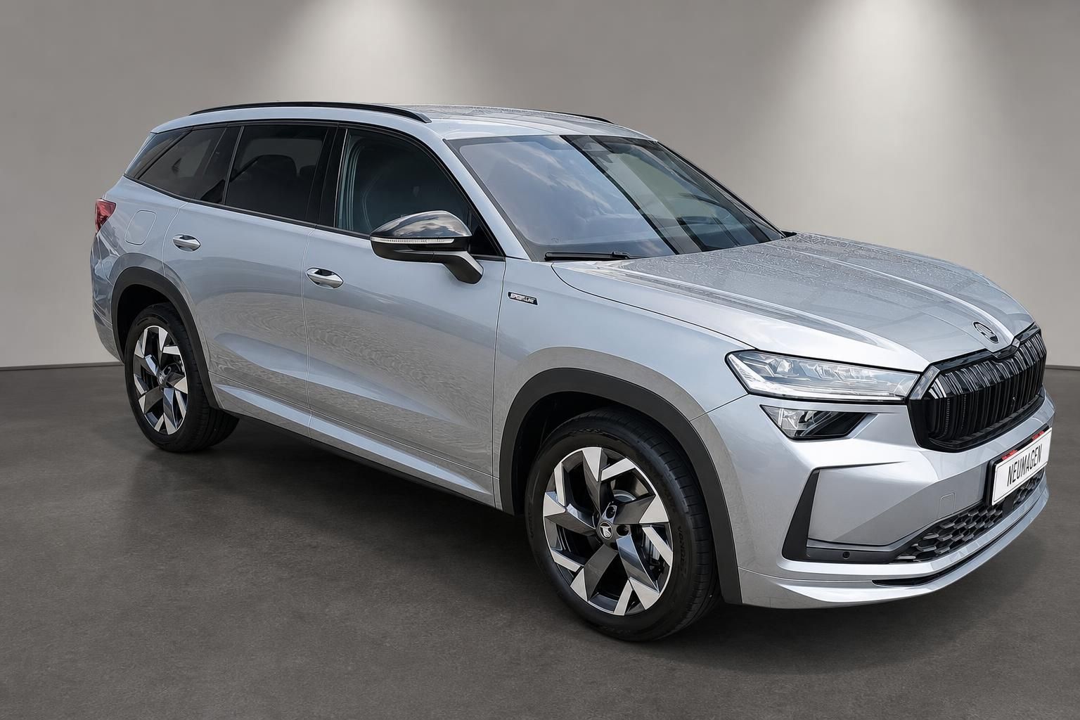Skoda Kodiaq silber SUV schraeg von vorne im Fotostudio