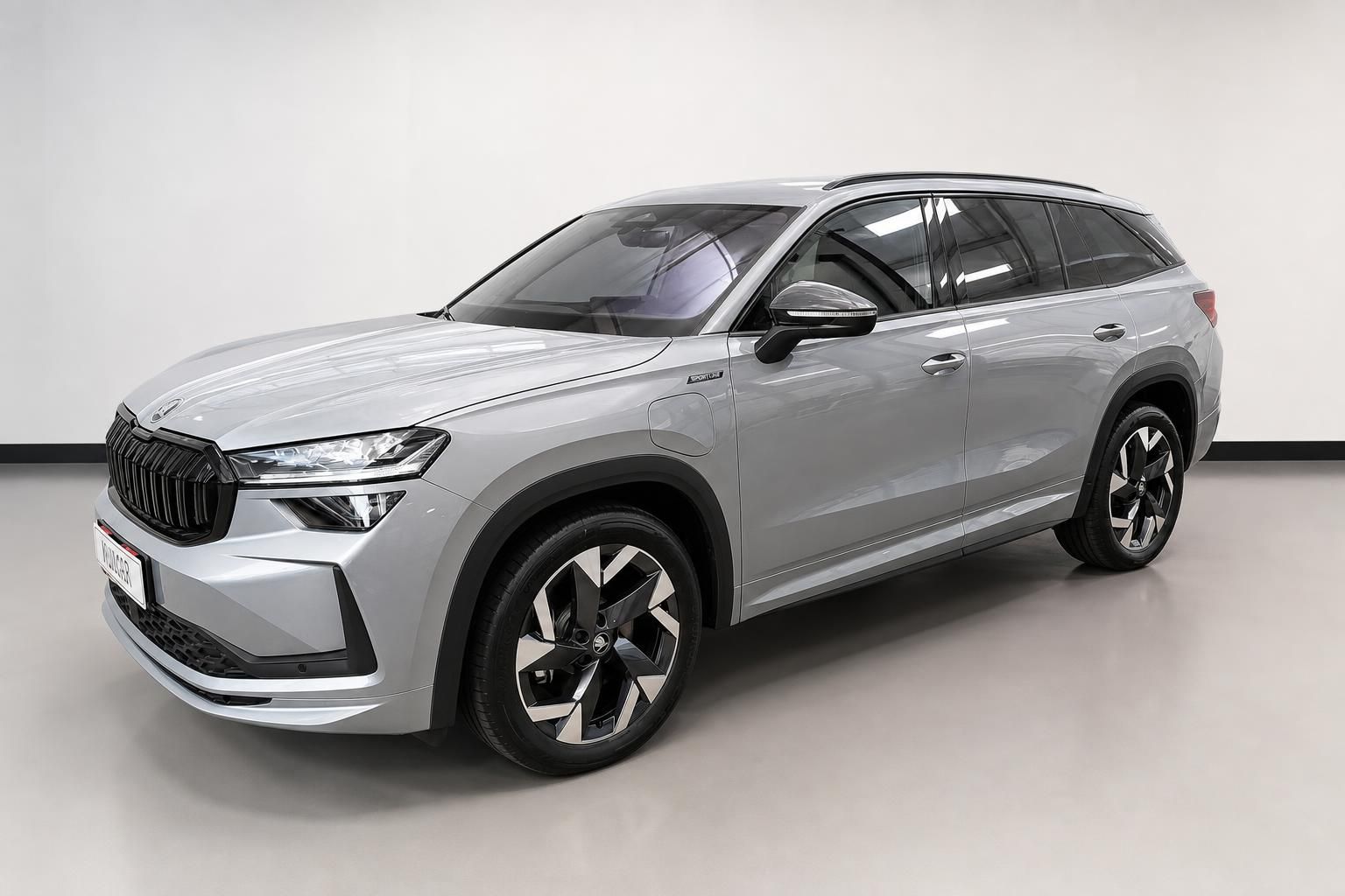 Skoda Kodiaq silber SUV Frontansicht seitlich im Studio