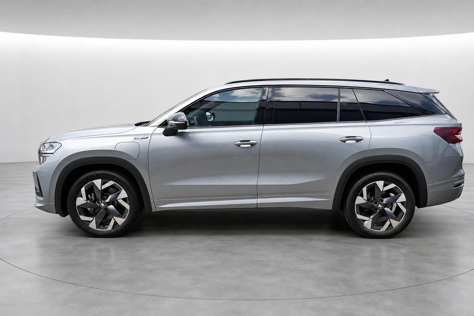 Skoda Kodiaq silber SUV Seitenansicht komplett im Studio