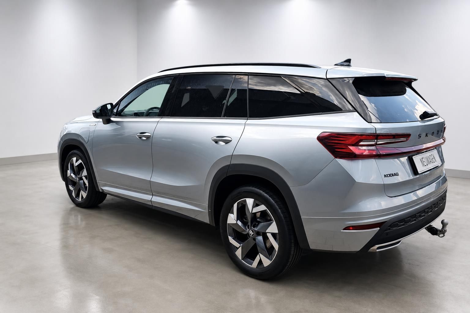 Skoda Kodiaq silber Heckansicht seitlich mit Anhaengerkupplung