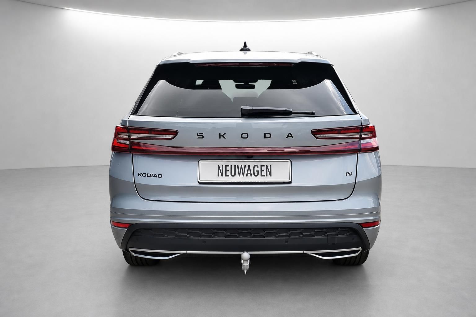 Skoda Kodiaq Neuwagen in Silber, Heckansicht mit Anhaengerkupplung